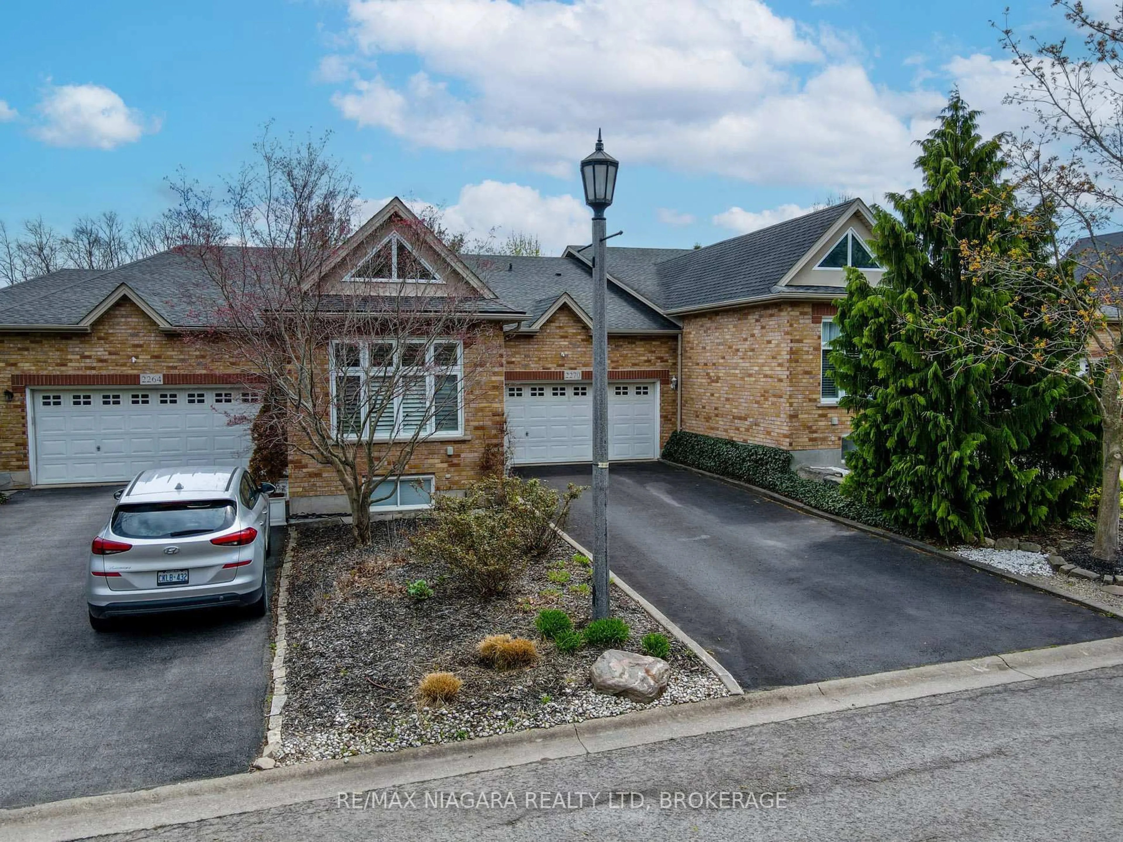 A pic from outside/outdoor area/front of a property/back of a property/a pic from drone, street for 2270 Stonehaven Ave, Niagara Falls Ontario L2J 4K1