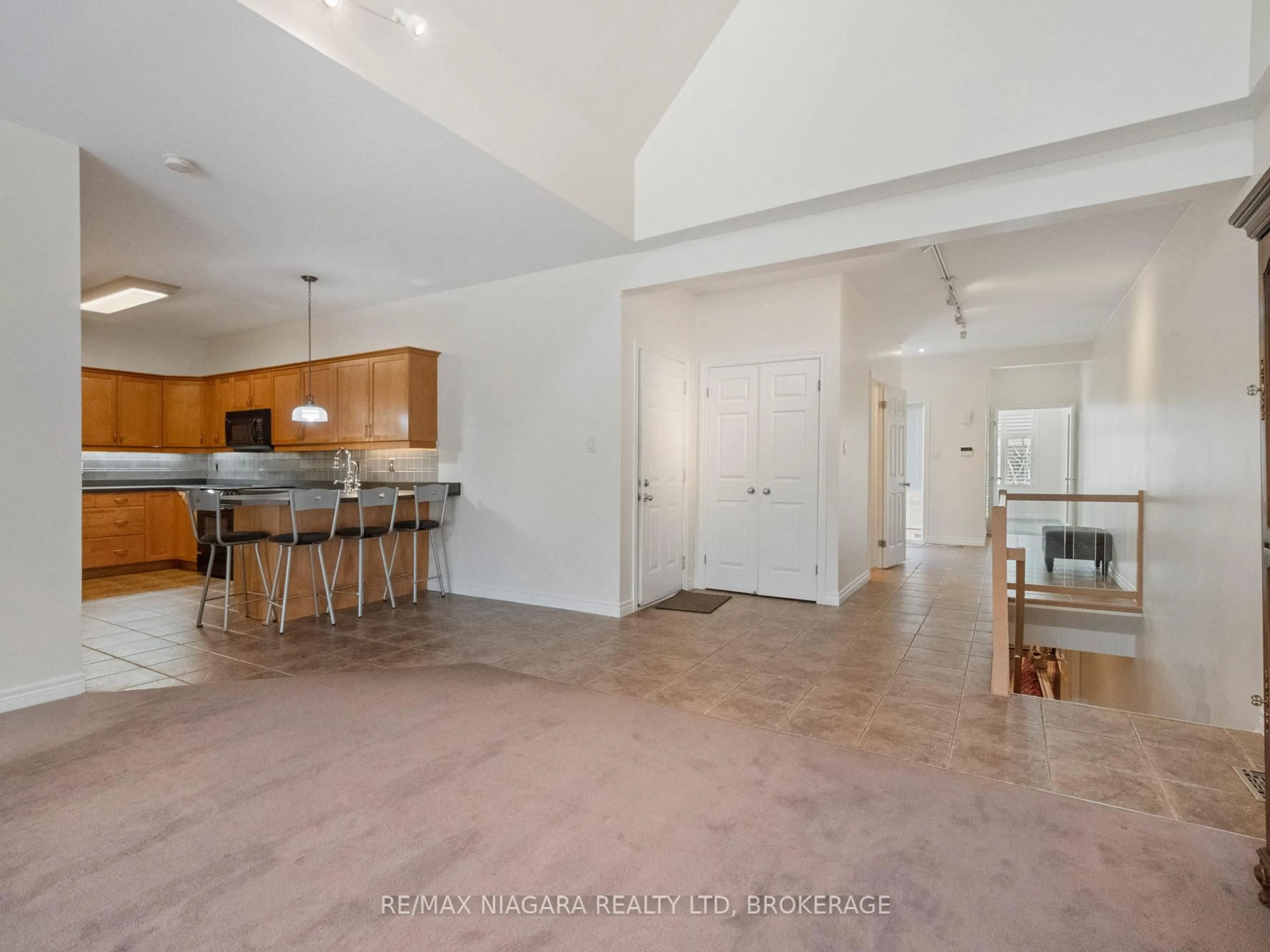 Open concept kitchen, ceramic/tile floor for 2270 Stonehaven Ave, Niagara Falls Ontario L2J 4K1