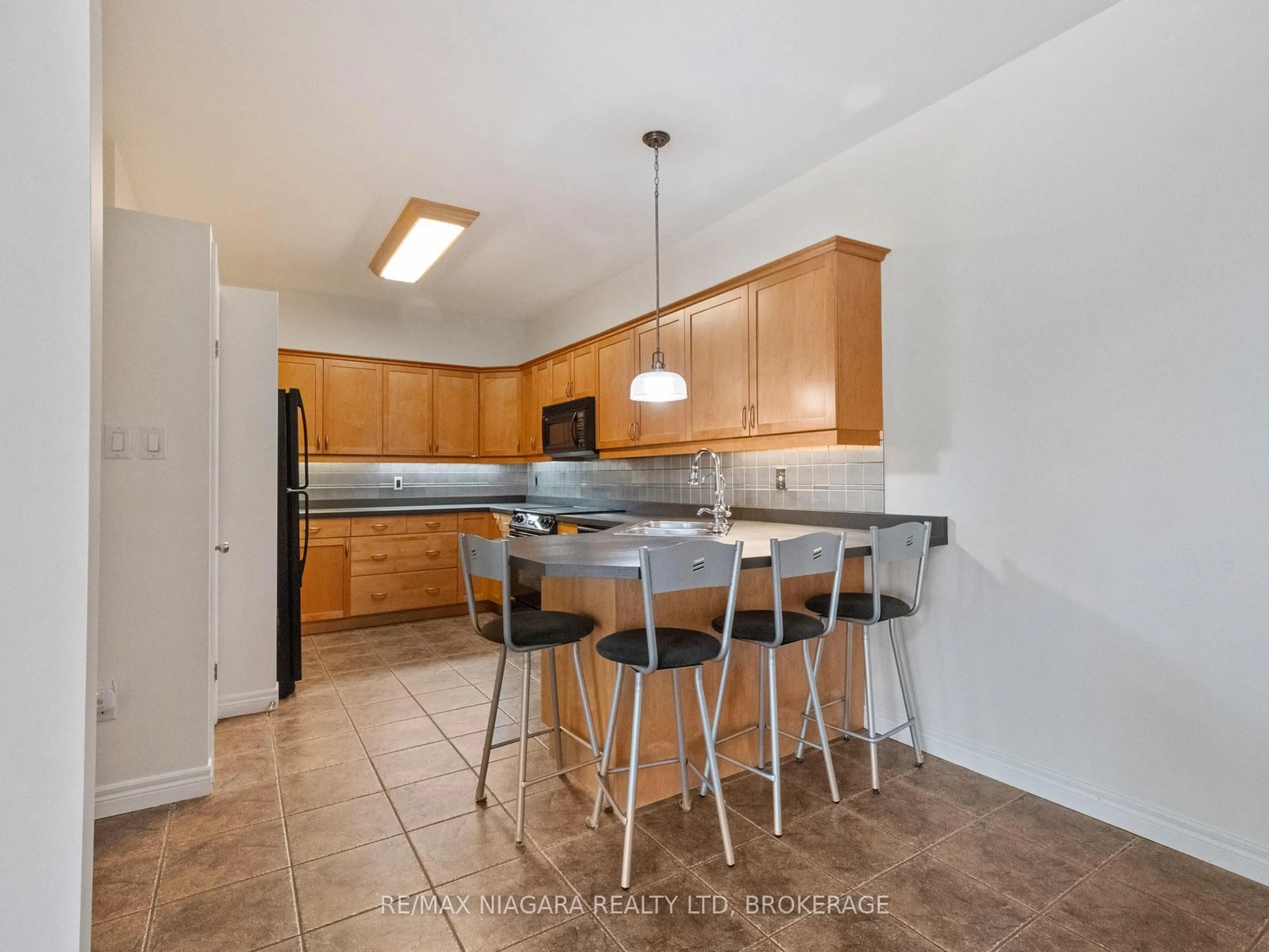 Open concept kitchen, ceramic/tile floor for 2270 Stonehaven Ave, Niagara Falls Ontario L2J 4K1