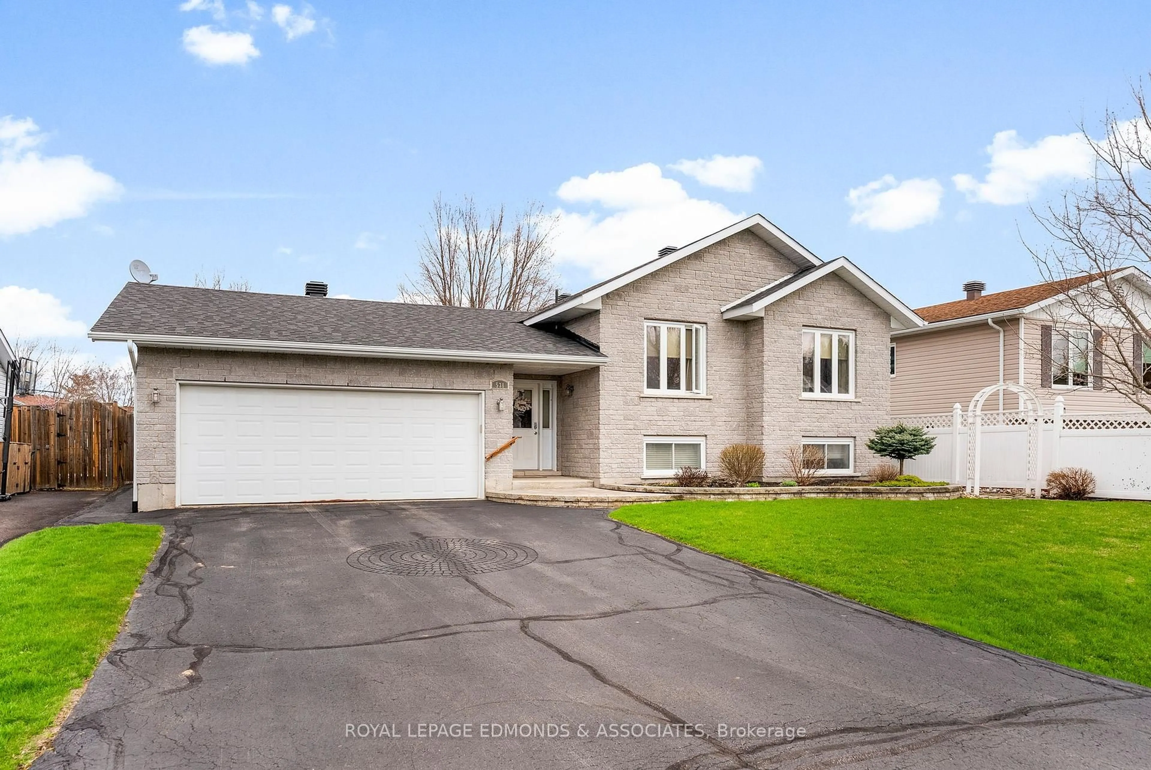 Home with vinyl exterior material, street for 531 Macy Ave, Pembroke Ontario K8A 0A2