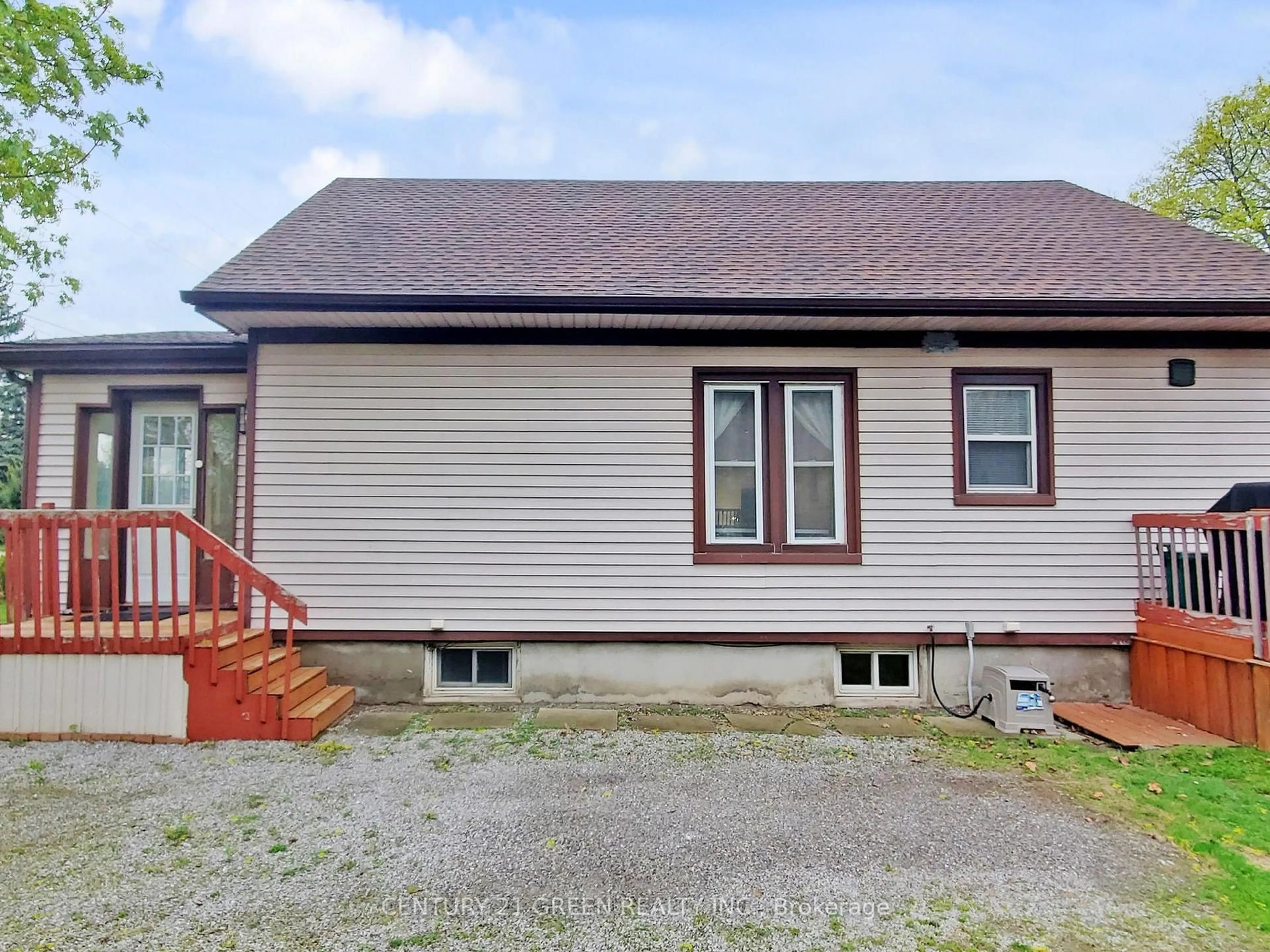 Home with vinyl exterior material, building for 521 CARLTON St, St. Catharines Ontario L2M 4X6