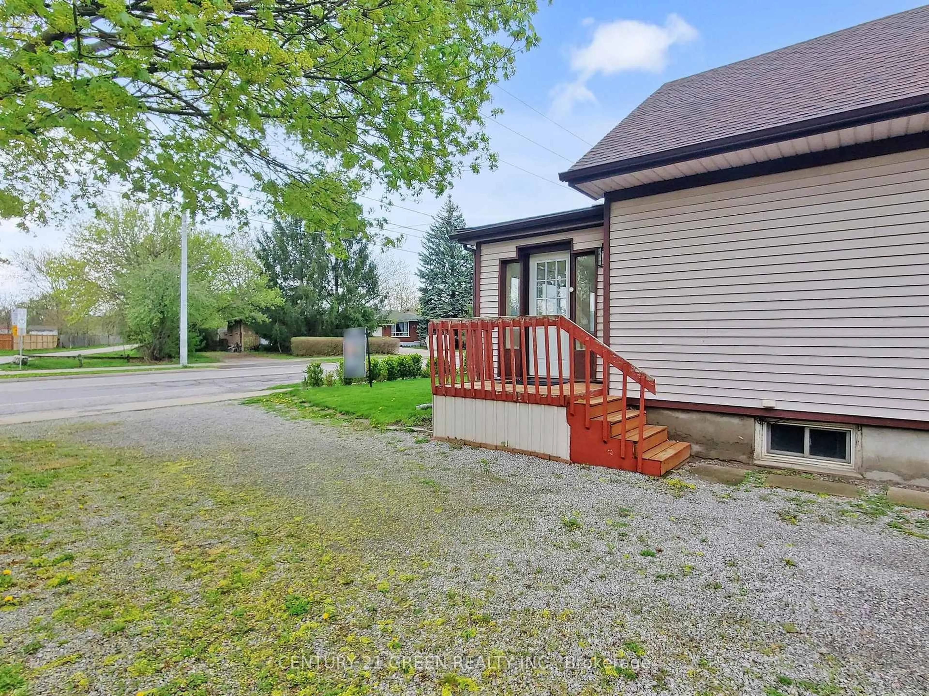 Patio, street for 521 CARLTON St, St. Catharines Ontario L2M 4X6
