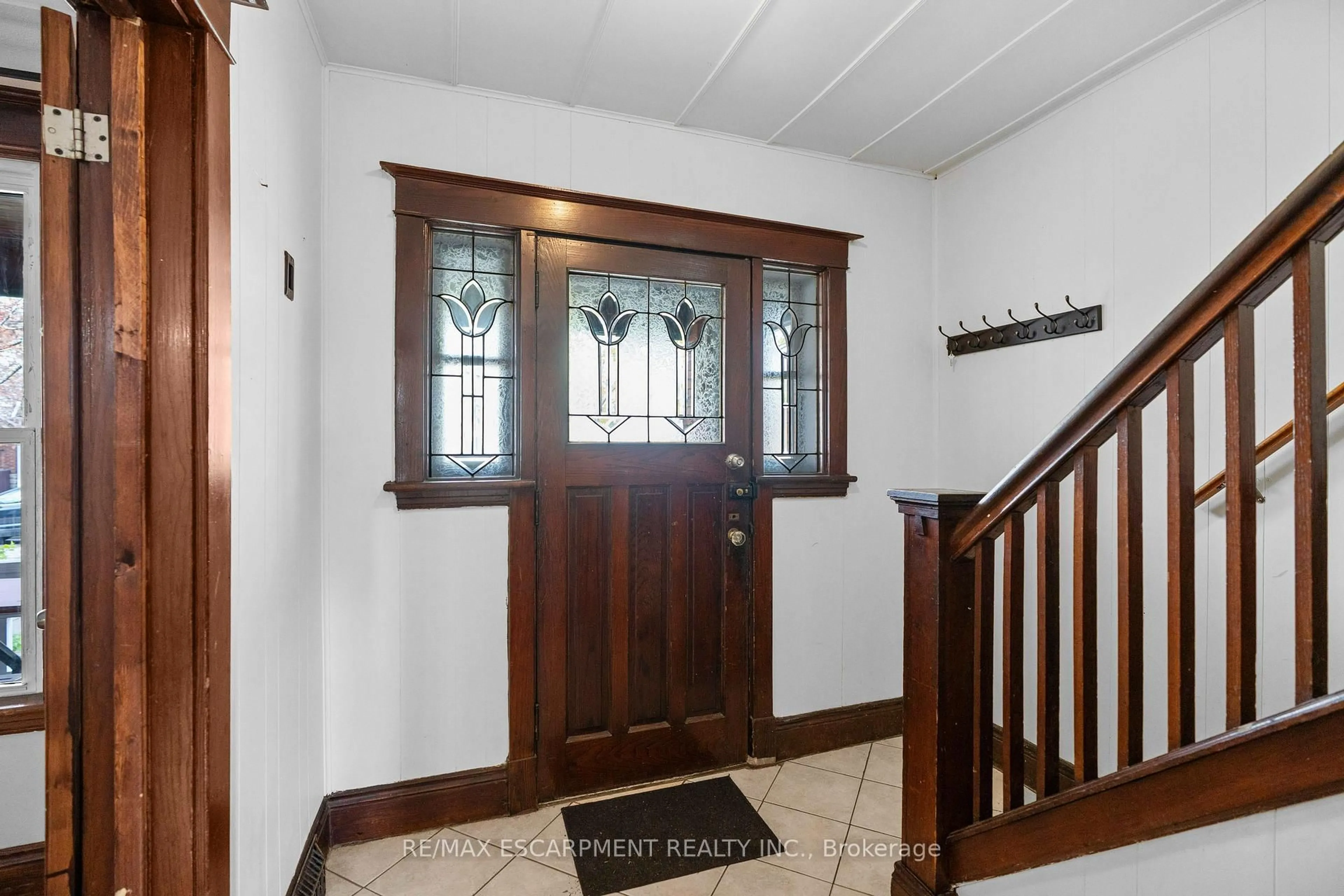 Indoor entryway for 215 London St, Hamilton Ontario L8K 2H1