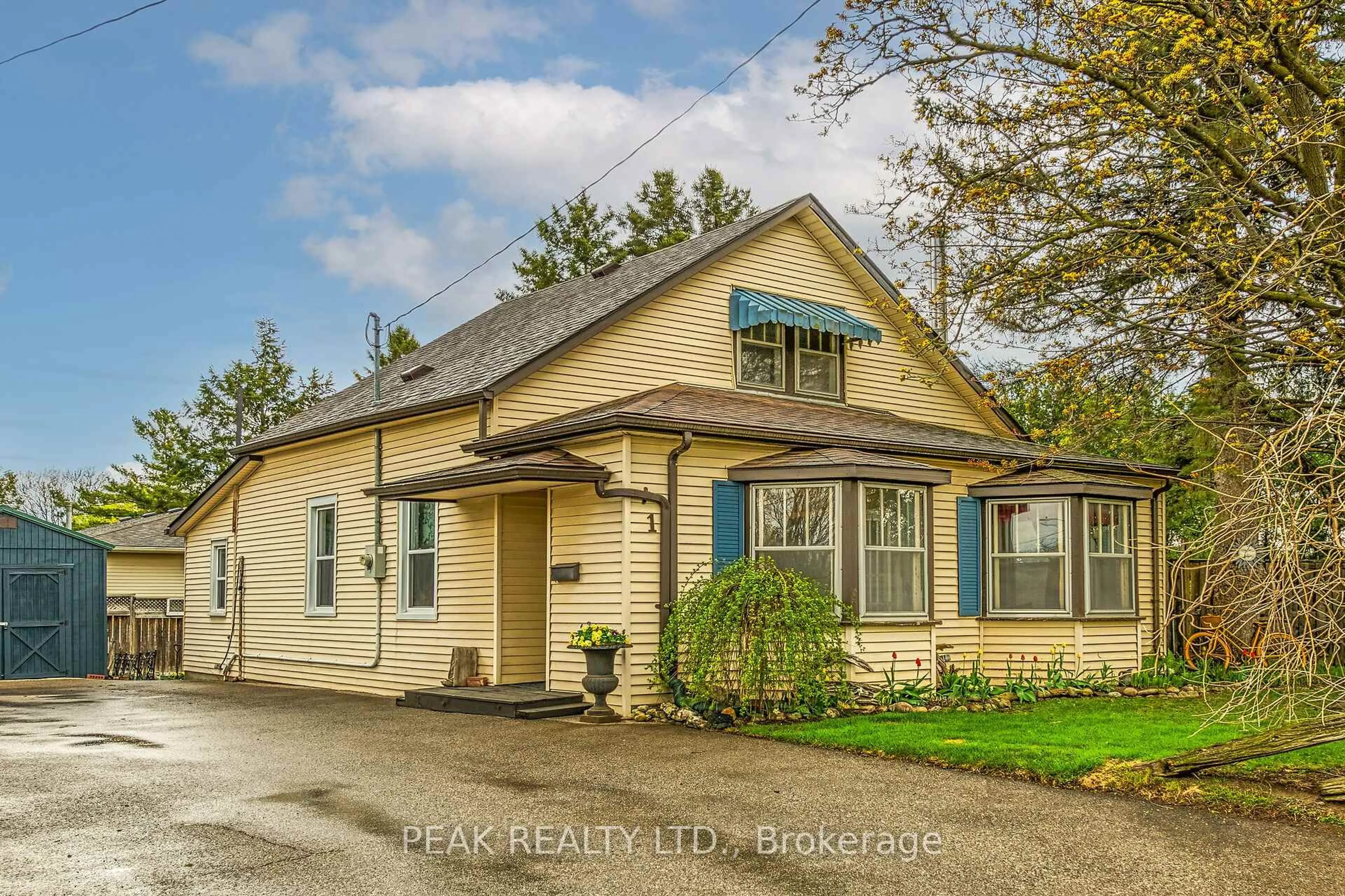 A pic from outside/outdoor area/front of a property/back of a property/a pic from drone, street for 1 Milton St, Brantford Ontario N3T 1V7