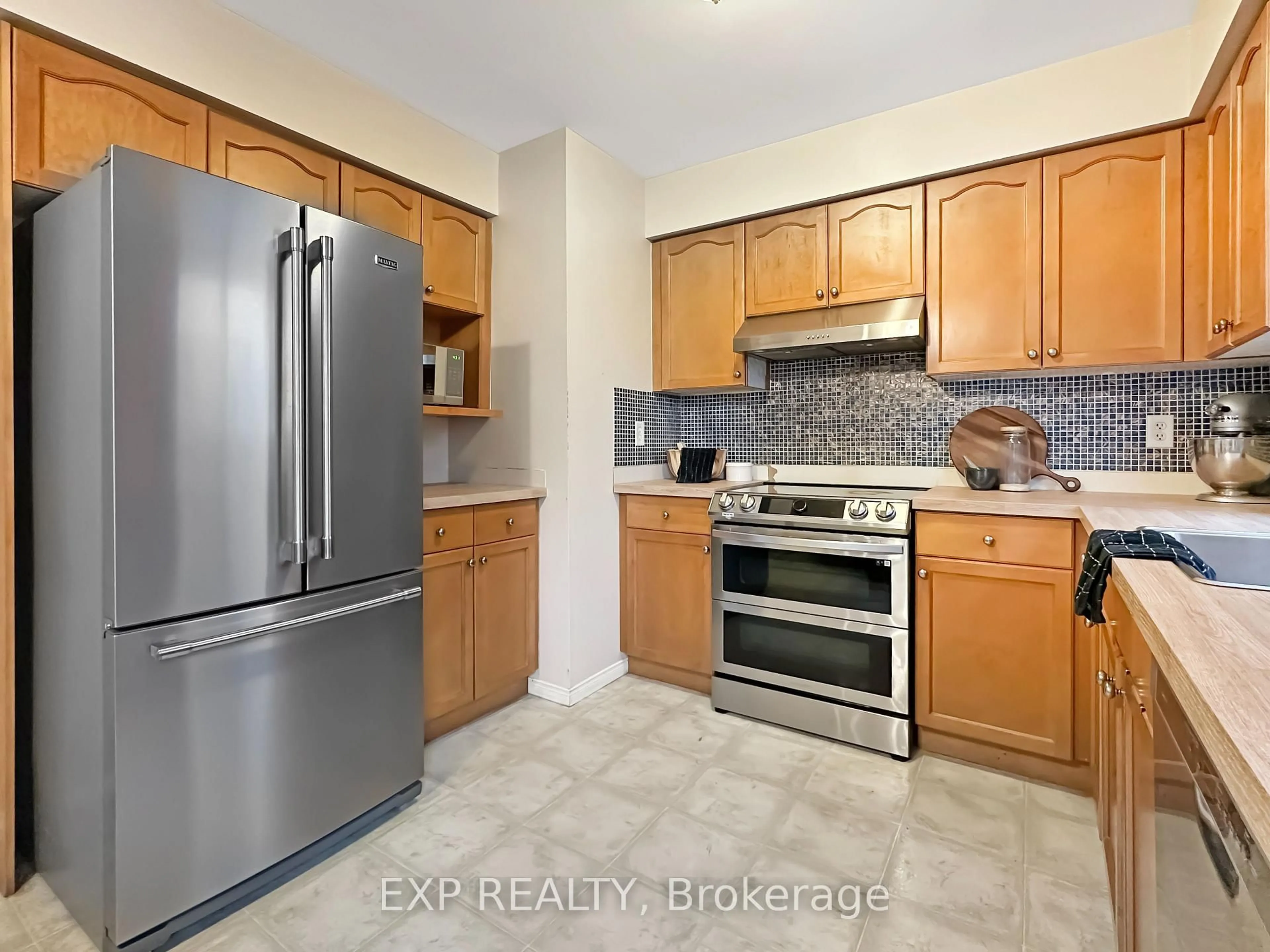 Standard kitchen, ceramic/tile floor for 880 Marigold St, London North Ontario N5X 4G8