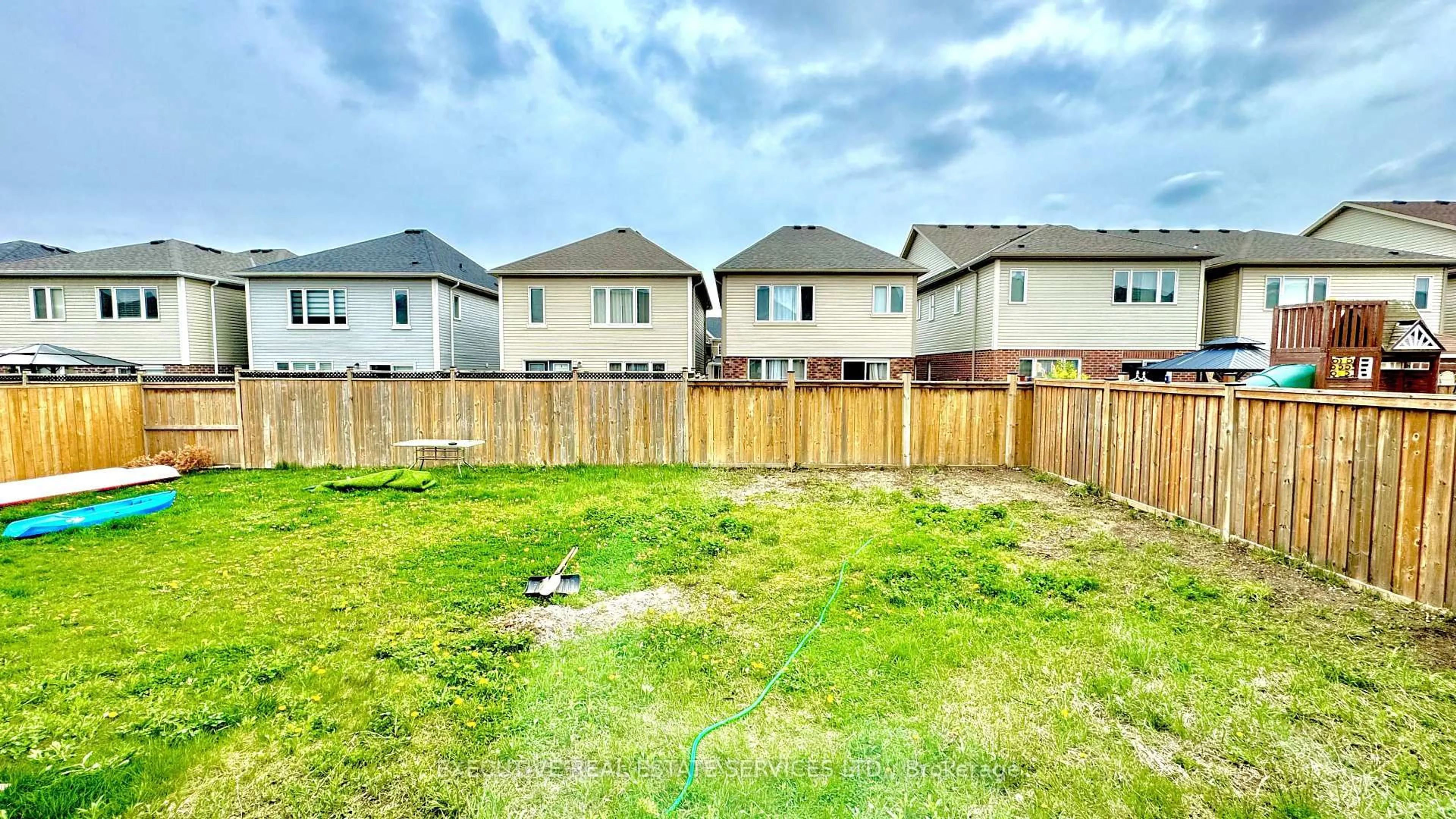 A pic from outside/outdoor area/front of a property/back of a property/a pic from drone, unknown for 427 Linden Dr, Cambridge Ontario N3H 0C2