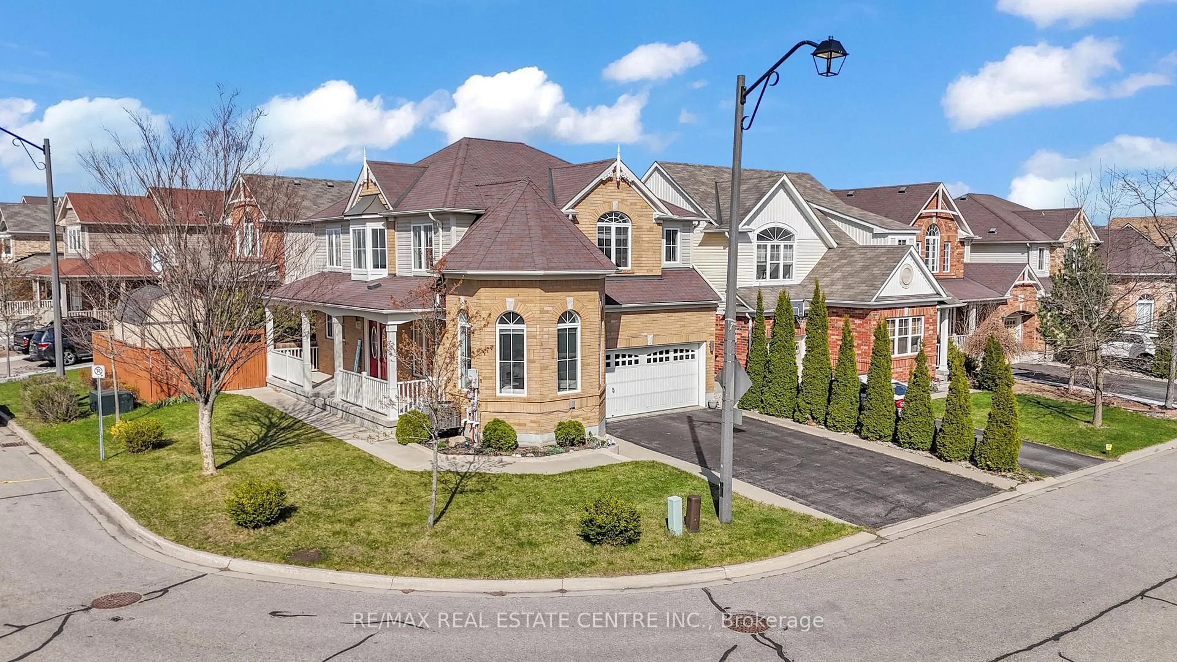 A pic from outside/outdoor area/front of a property/back of a property/a pic from drone, street for 52 Silverthorne Dr, Cambridge Ontario N3C 0B4