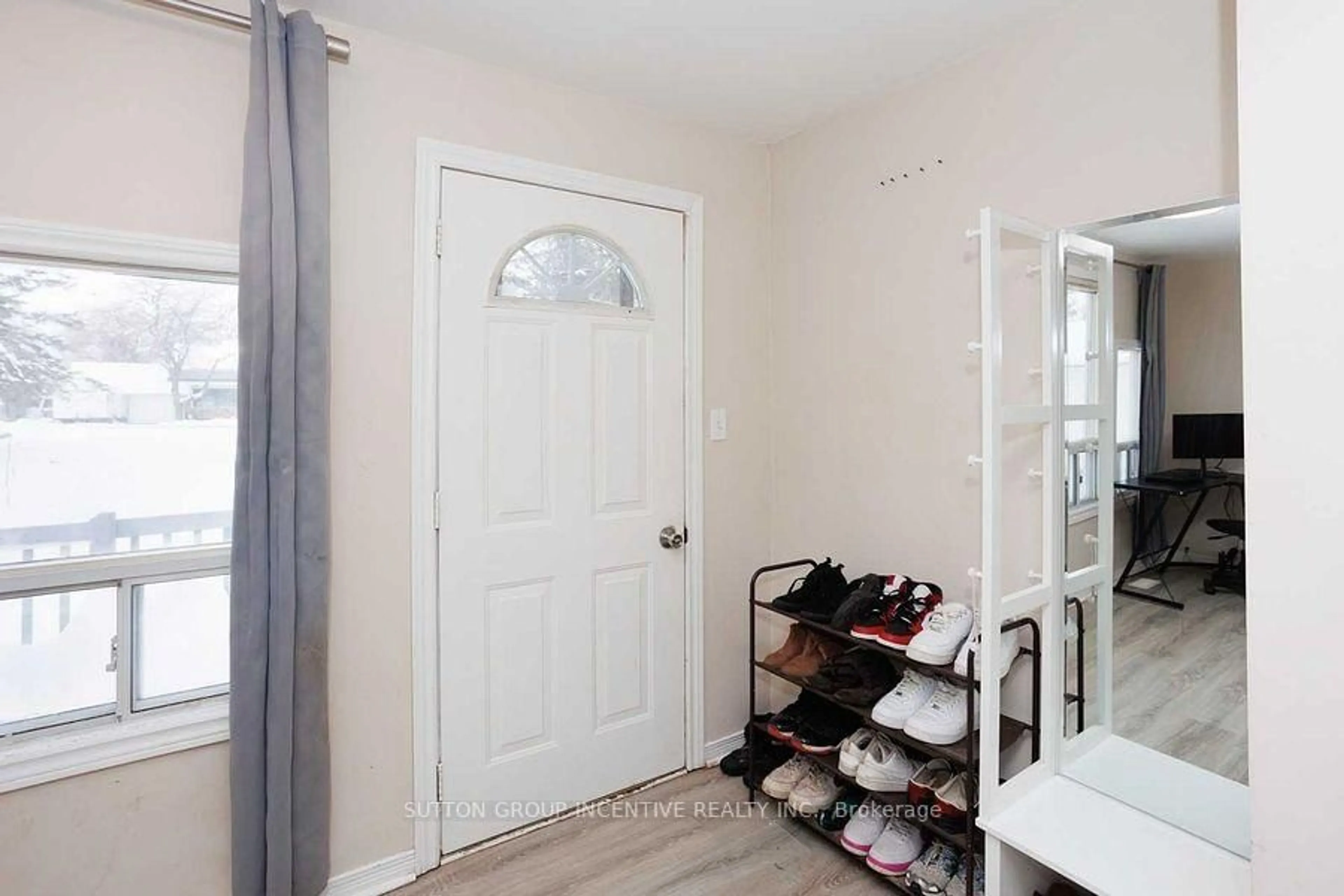 Indoor entryway for 26 Laird Dr, Kawartha Lakes Ontario K9V 4R6