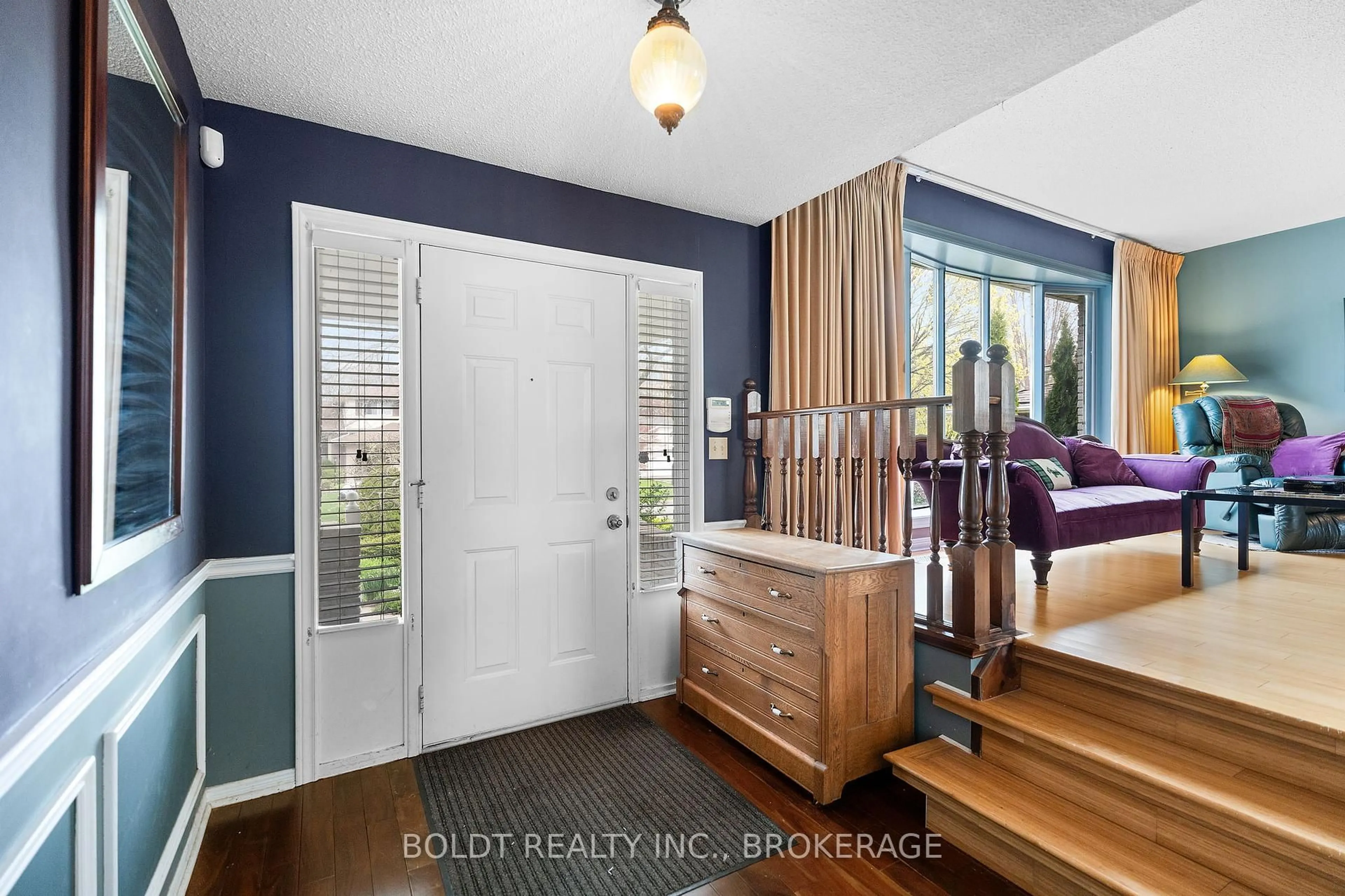 Indoor entryway for 50 Beachview Dr, St. Catharines Ontario L2N 5Z7