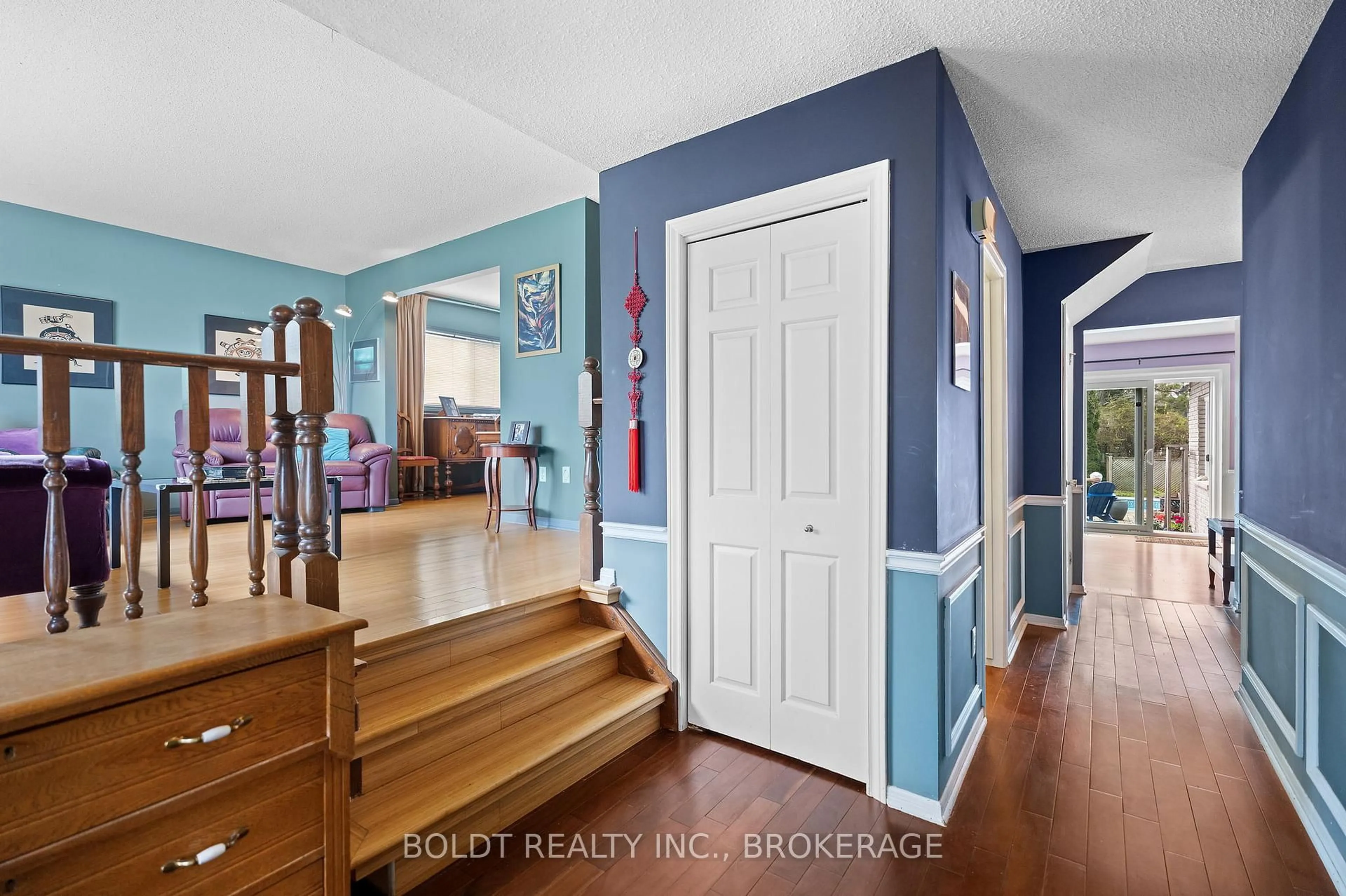 Indoor entryway for 50 Beachview Dr, St. Catharines Ontario L2N 5Z7