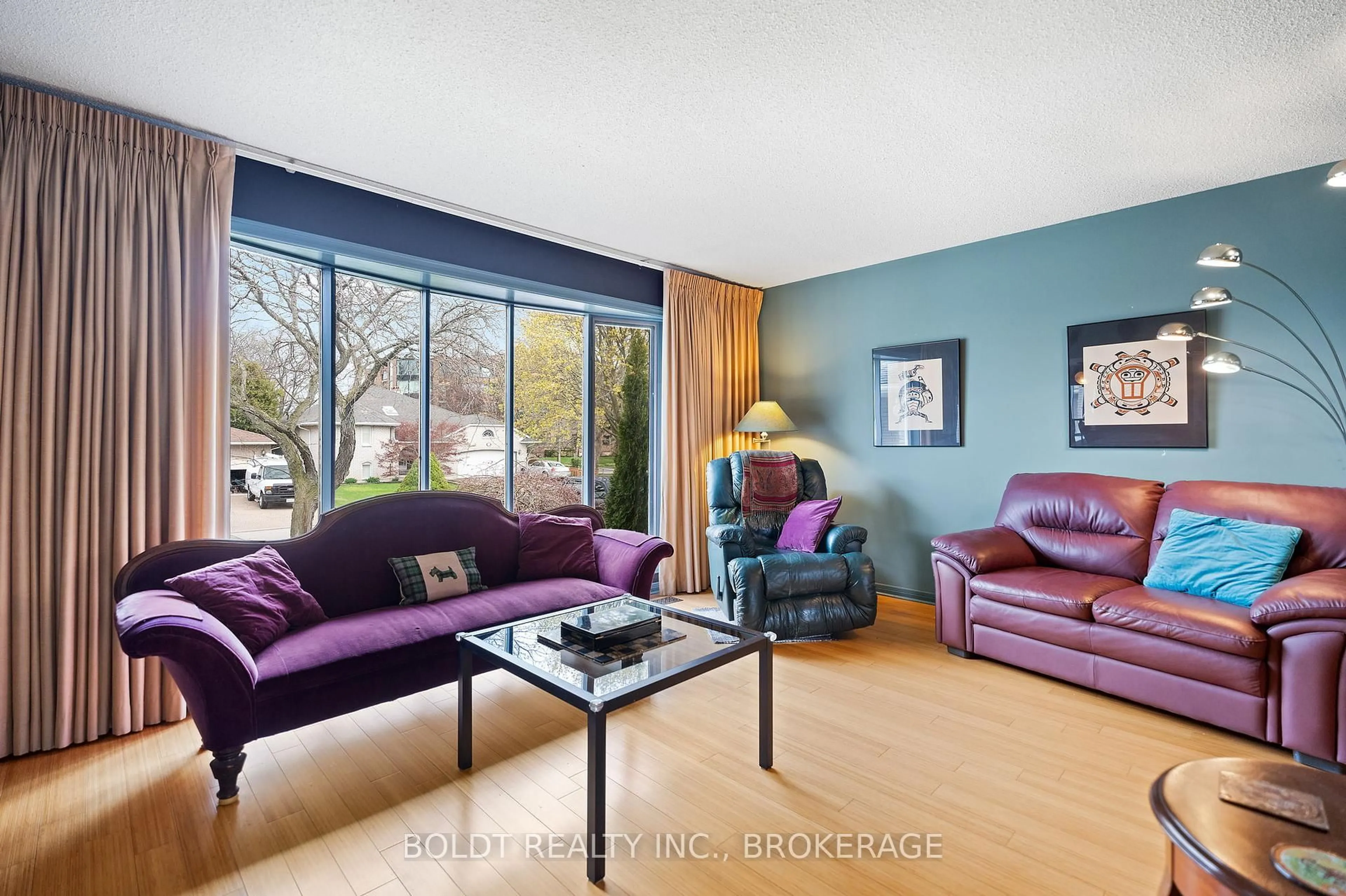Living room with furniture, wood/laminate floor for 50 Beachview Dr, St. Catharines Ontario L2N 5Z7