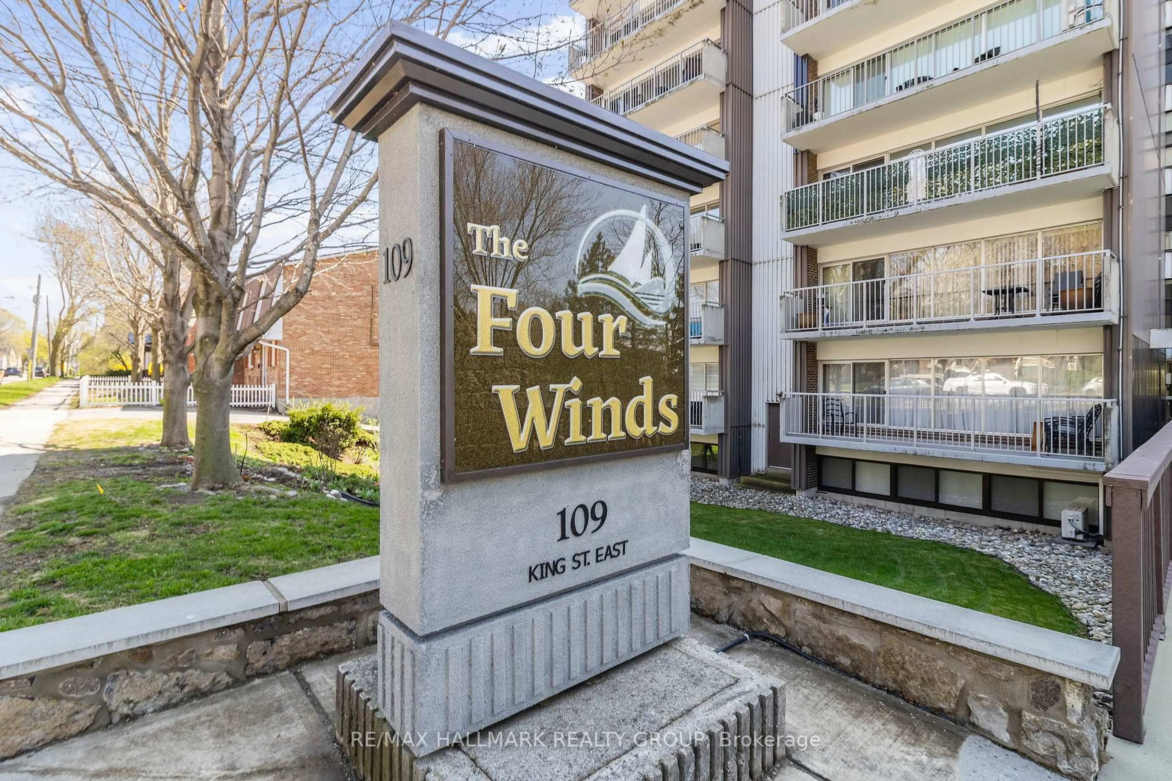 Indoor foyer for 109 King St #308, Brockville Ontario K6V 1B8