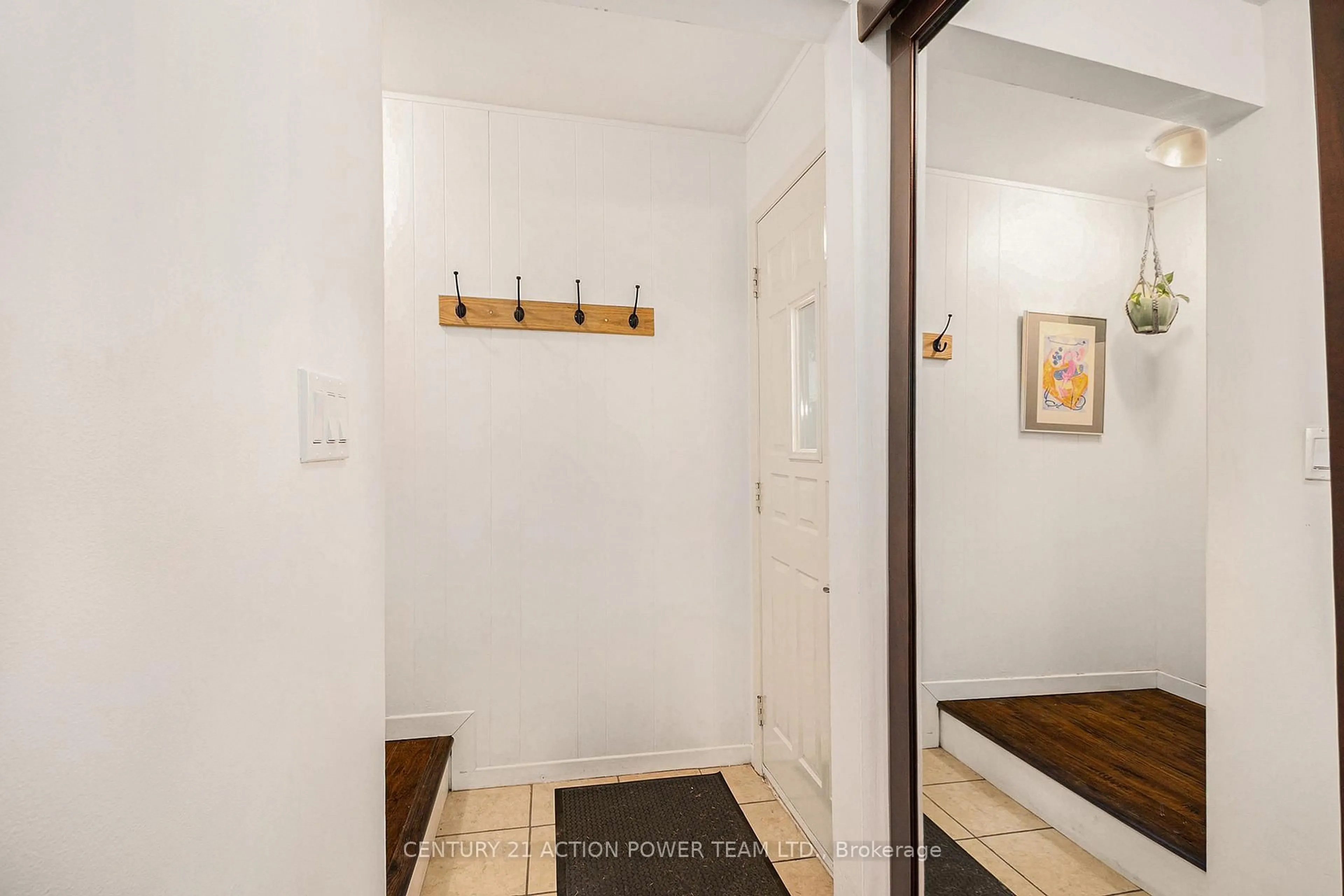 Indoor entryway for 1554  E Beaverpond Dr #125  (E), Ottawa Ontario K1B 3R9