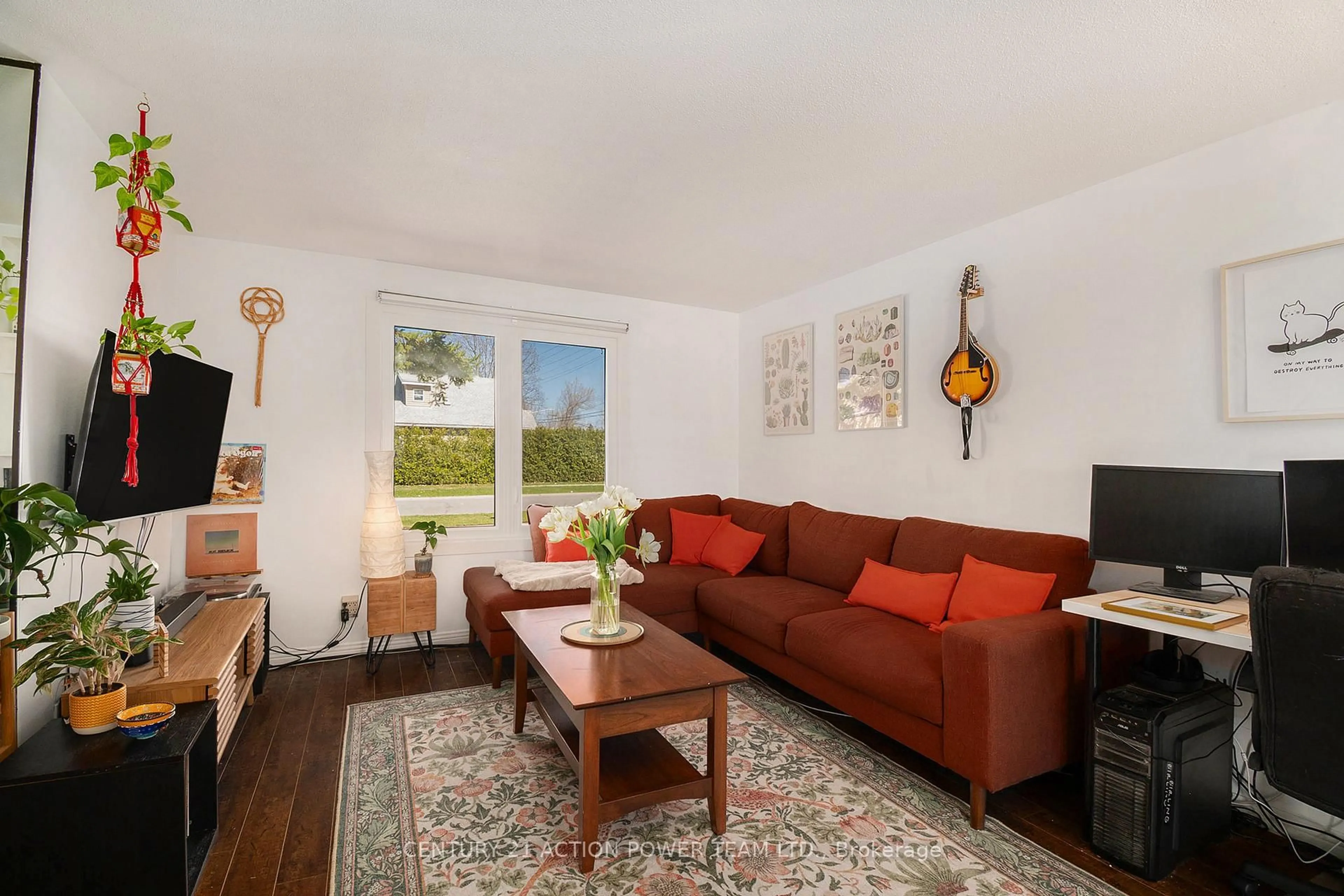 Living room with furniture, wood/laminate floor for 1554  E Beaverpond Dr #125  (E), Ottawa Ontario K1B 3R9