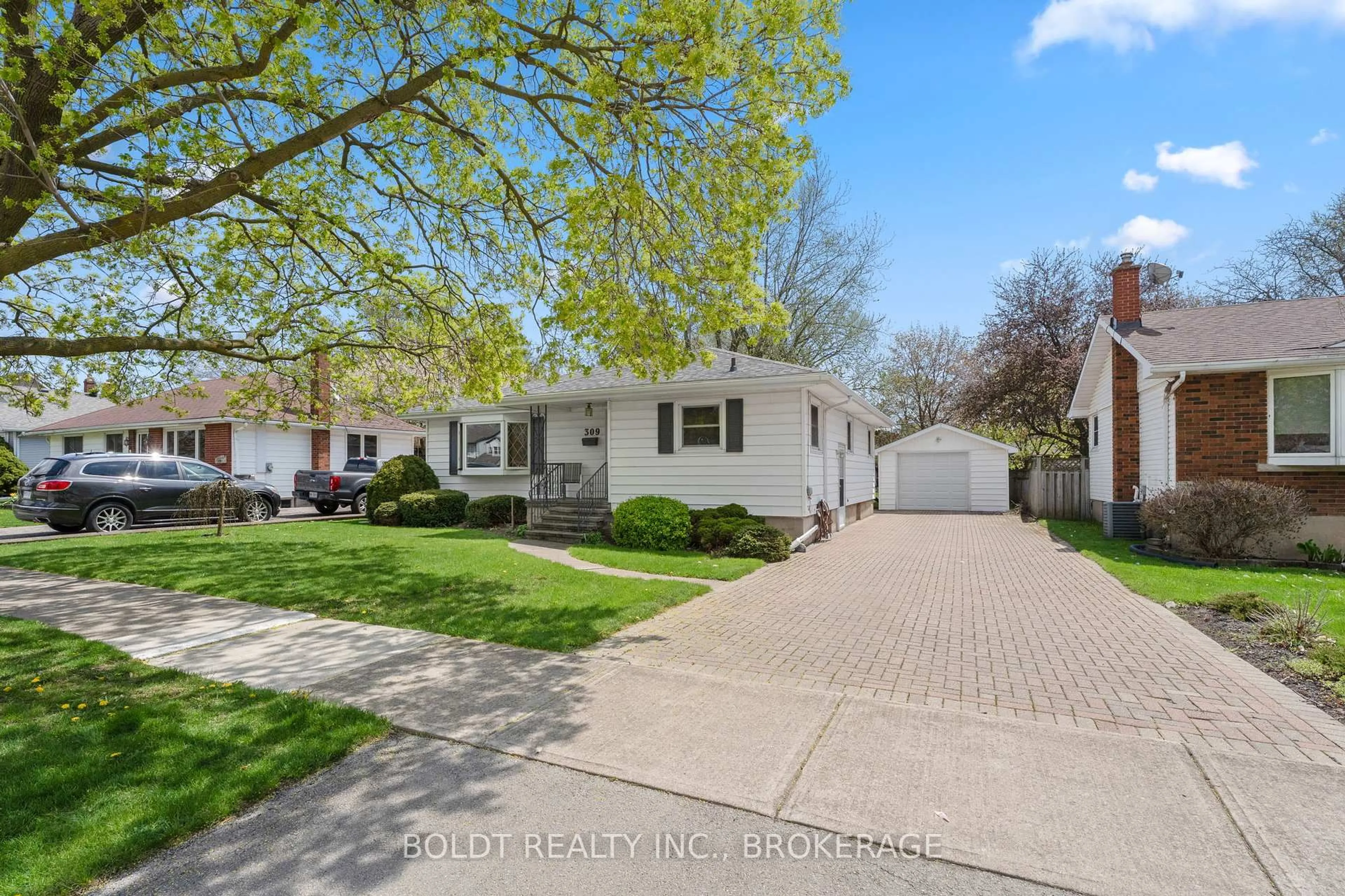 Home with vinyl exterior material, street for 309 Pelham Rd, St. Catharines Ontario L2S 1Y4