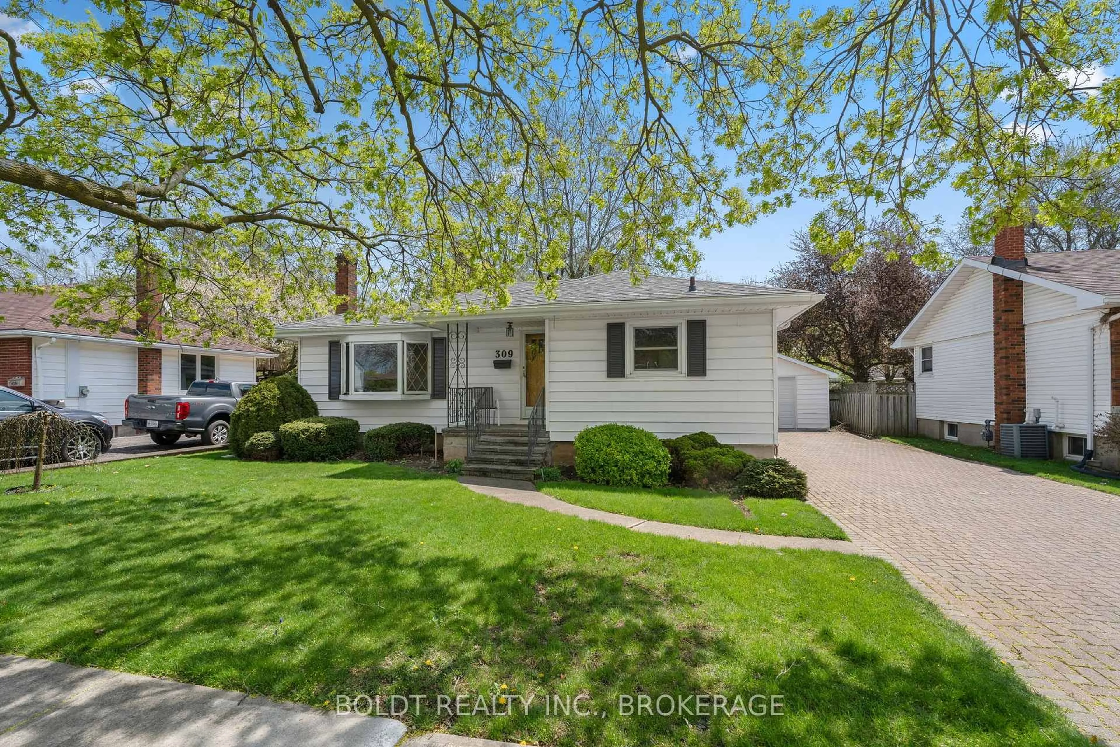 Home with vinyl exterior material, street for 309 Pelham Rd, St. Catharines Ontario L2S 1Y4