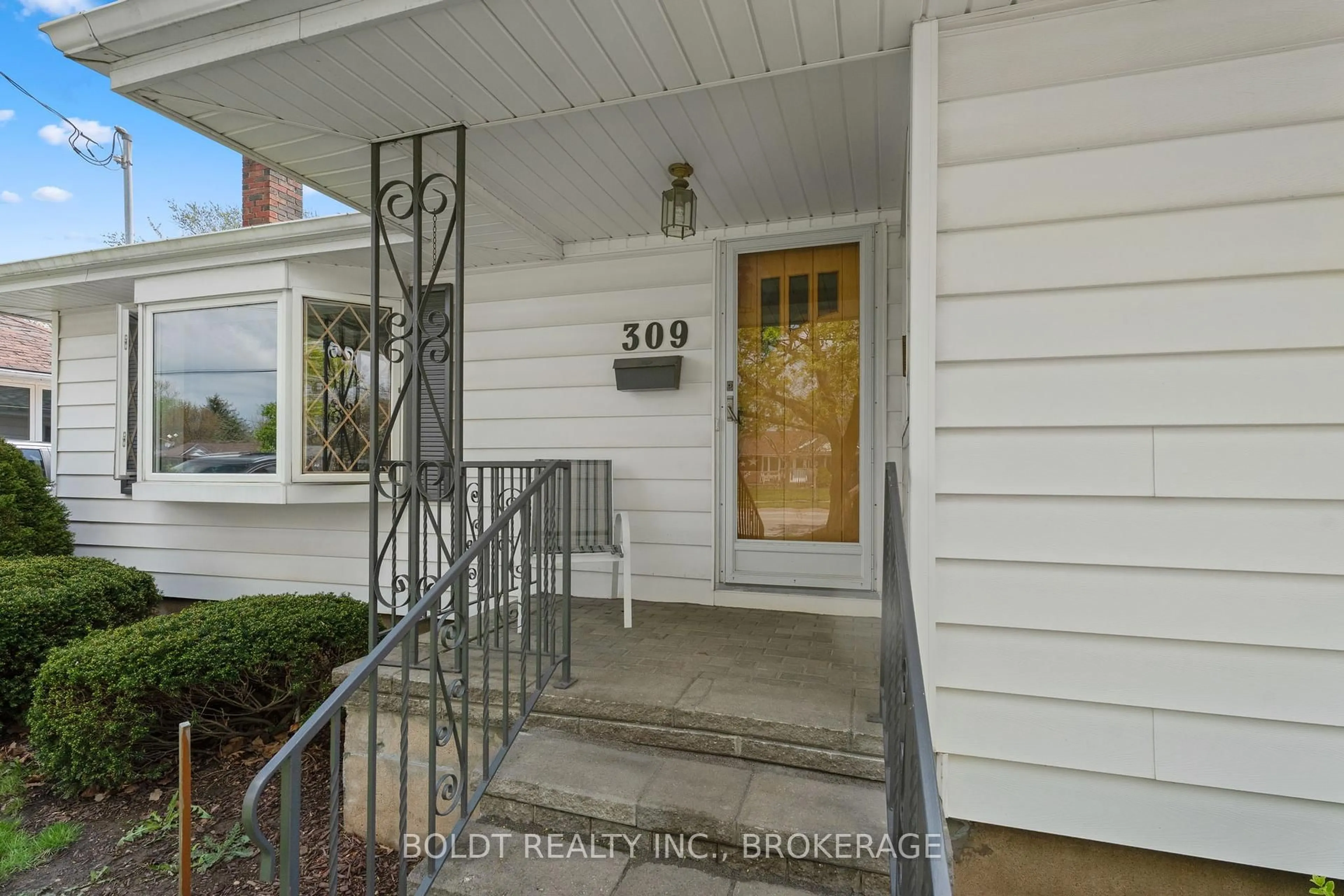 Indoor entryway for 309 Pelham Rd, St. Catharines Ontario L2S 1Y4