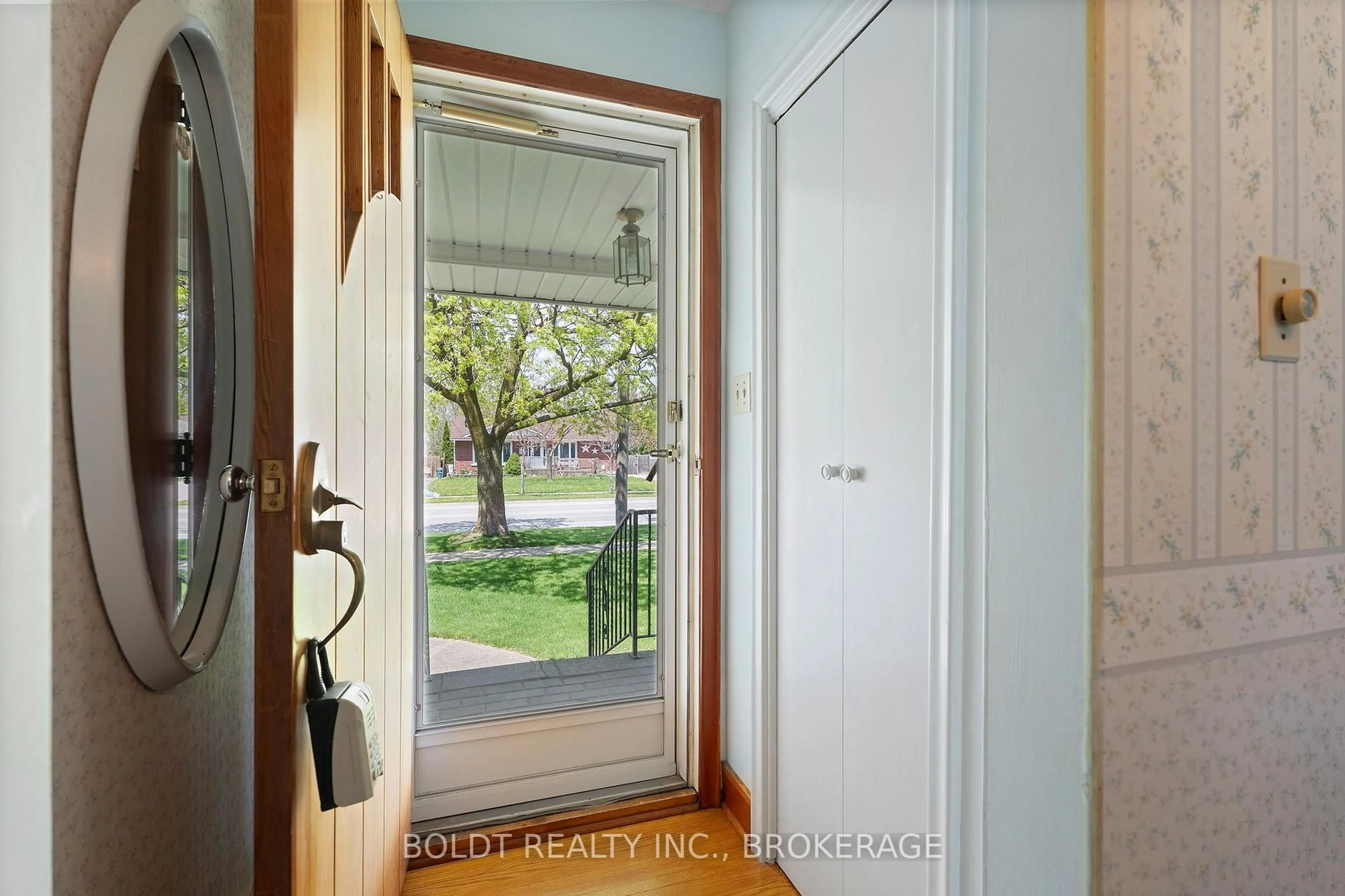 Indoor entryway for 309 Pelham Rd, St. Catharines Ontario L2S 1Y4