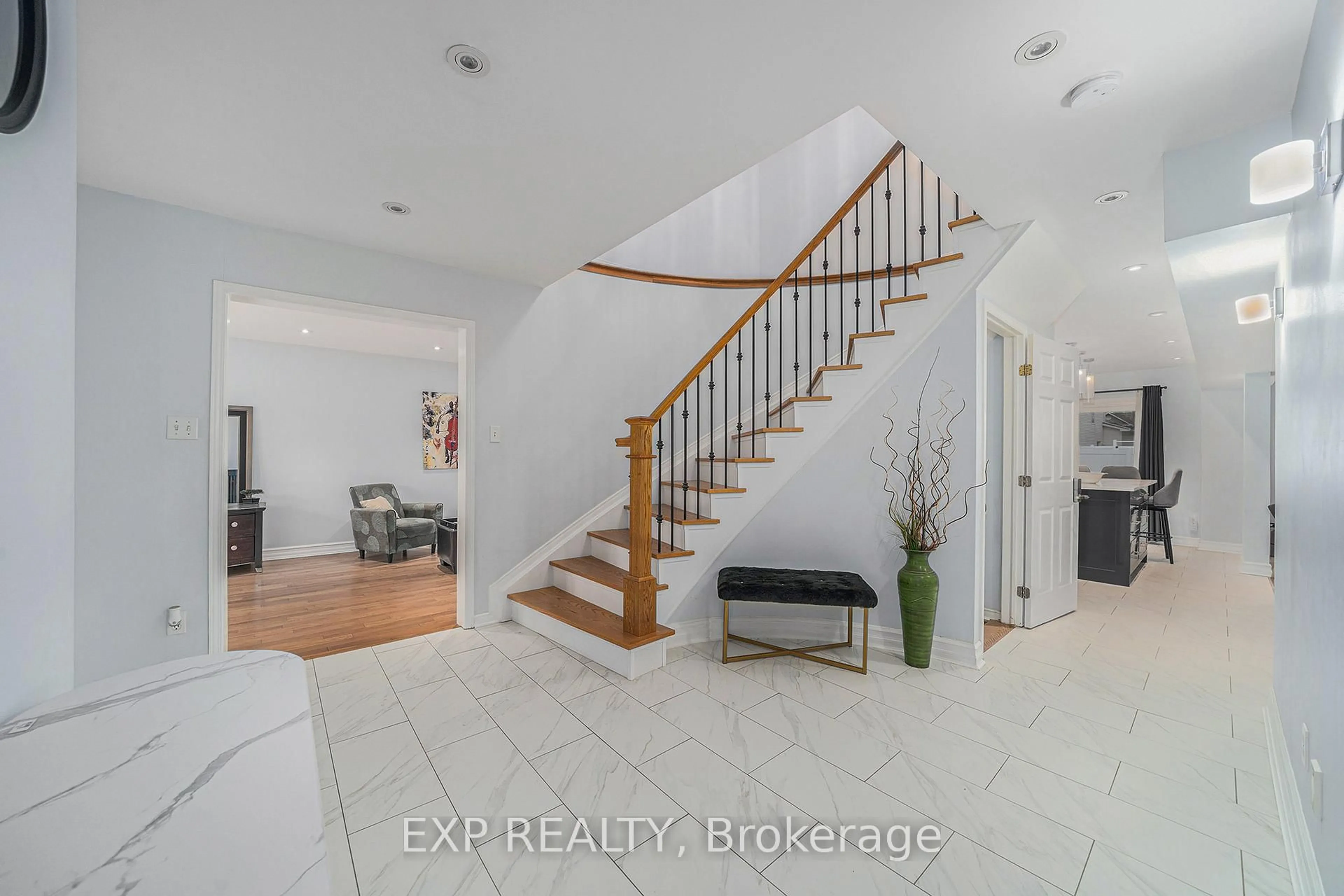 Indoor entryway for 2161 Gardenway Dr, Ottawa Ontario K4A 3T5