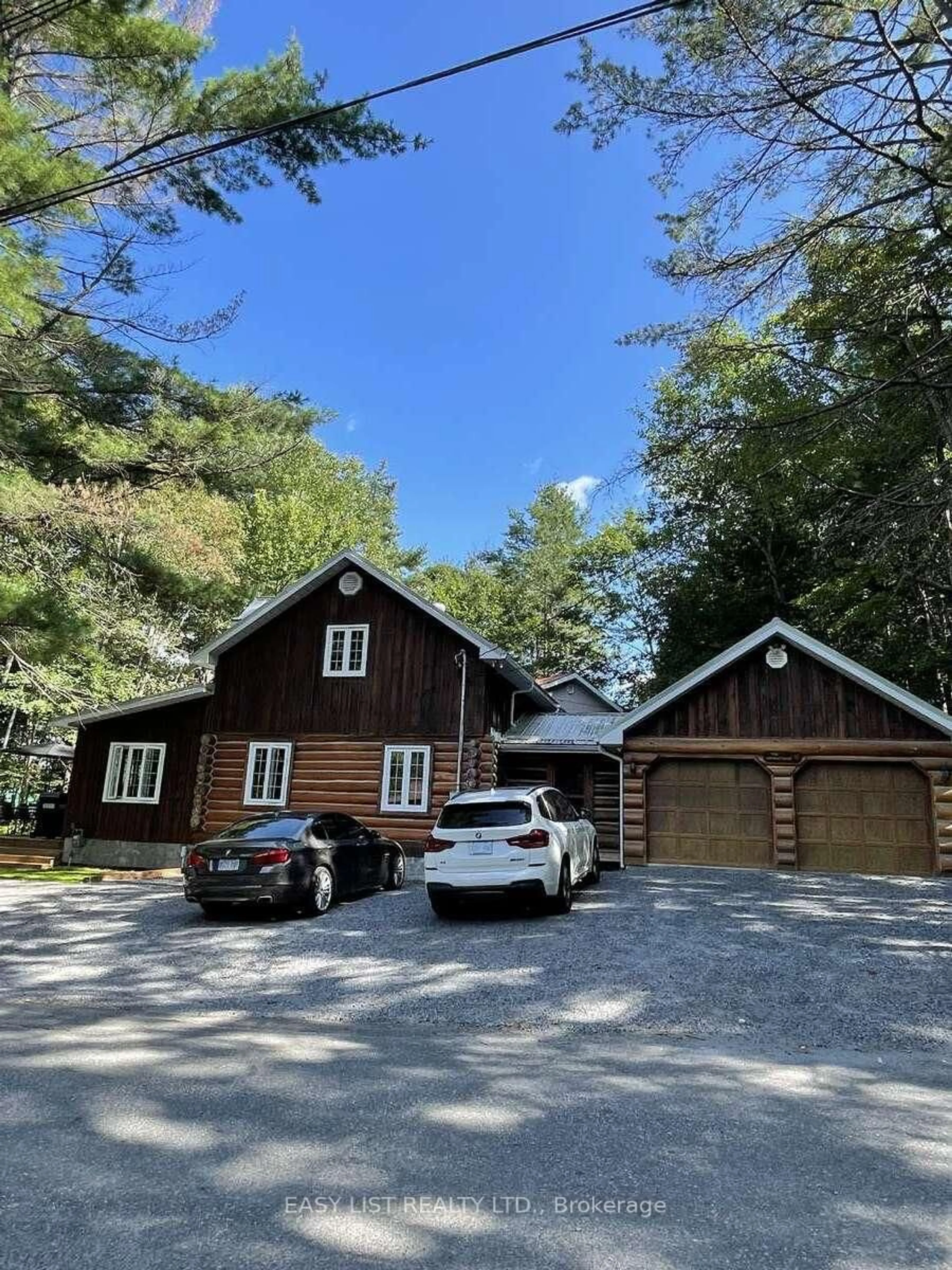 A pic from outside/outdoor area/front of a property/back of a property/a pic from drone, unknown for 45 Hoths Lane, Huntsville Ontario P0B 1L0