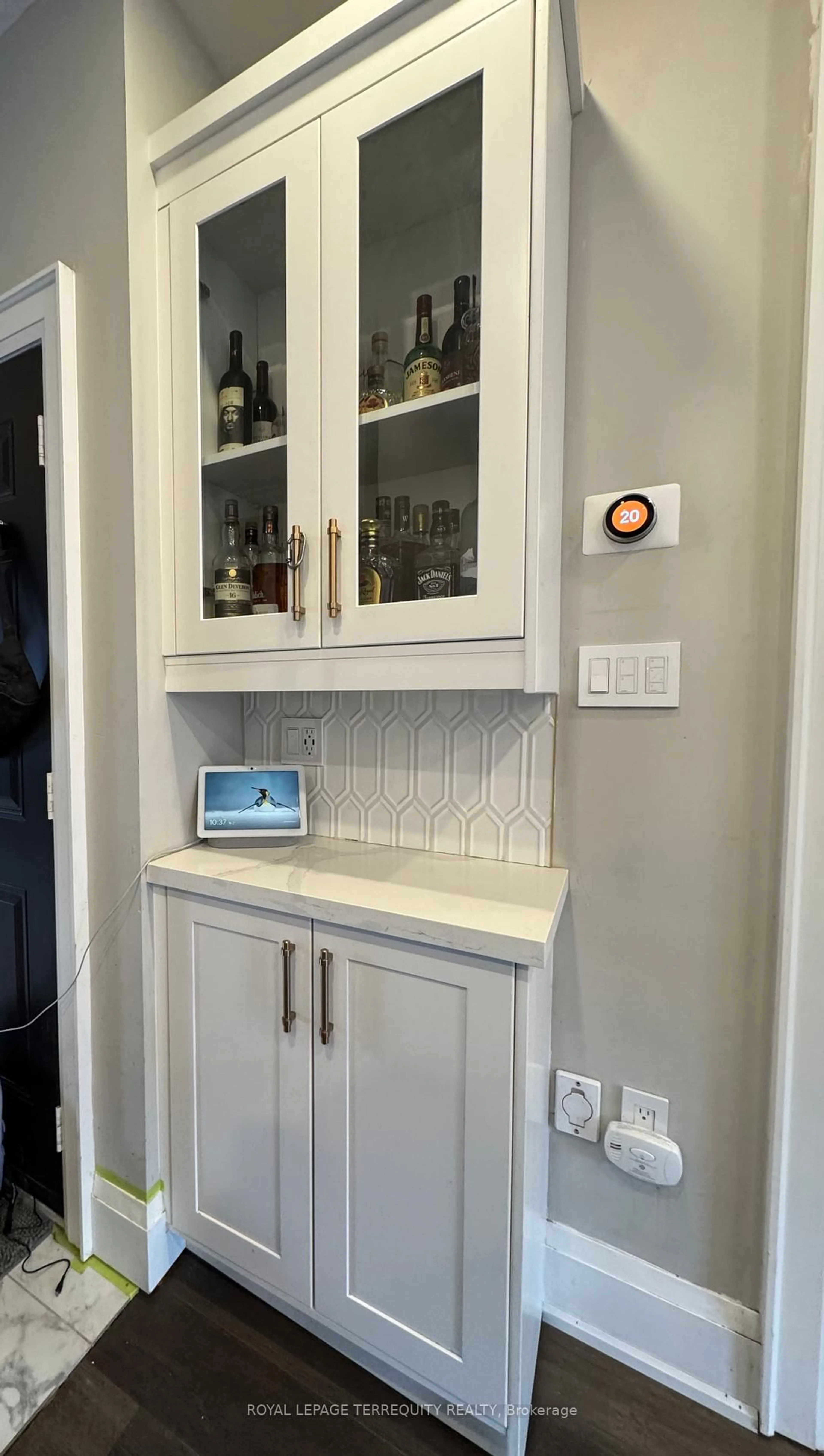 Contemporary kitchen, ceramic/tile floor for 9 Palacebeach Tr, Hamilton Ontario L8E 0B9