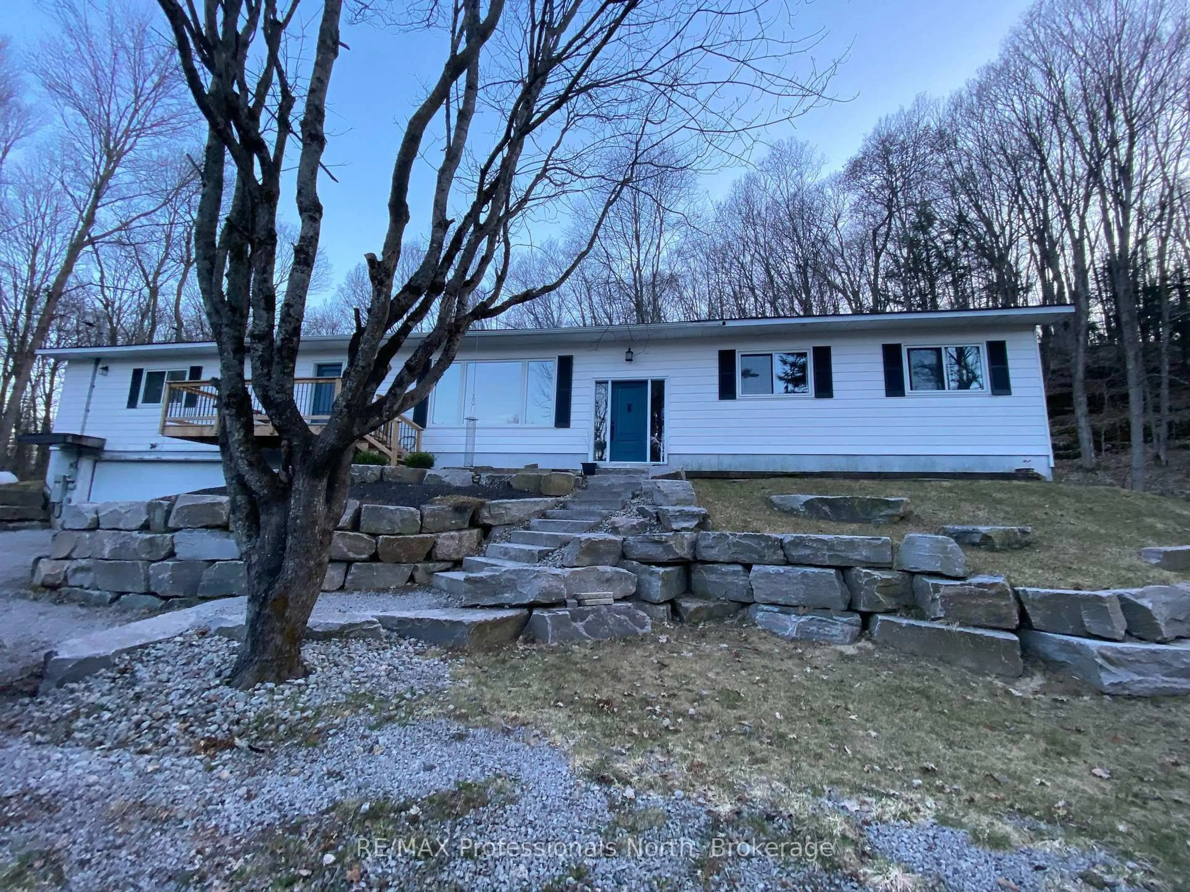 A pic from outside/outdoor area/front of a property/back of a property/a pic from drone, unknown for 3001 Ravenscliffe Rd, Huntsville Ontario P1H 2J2