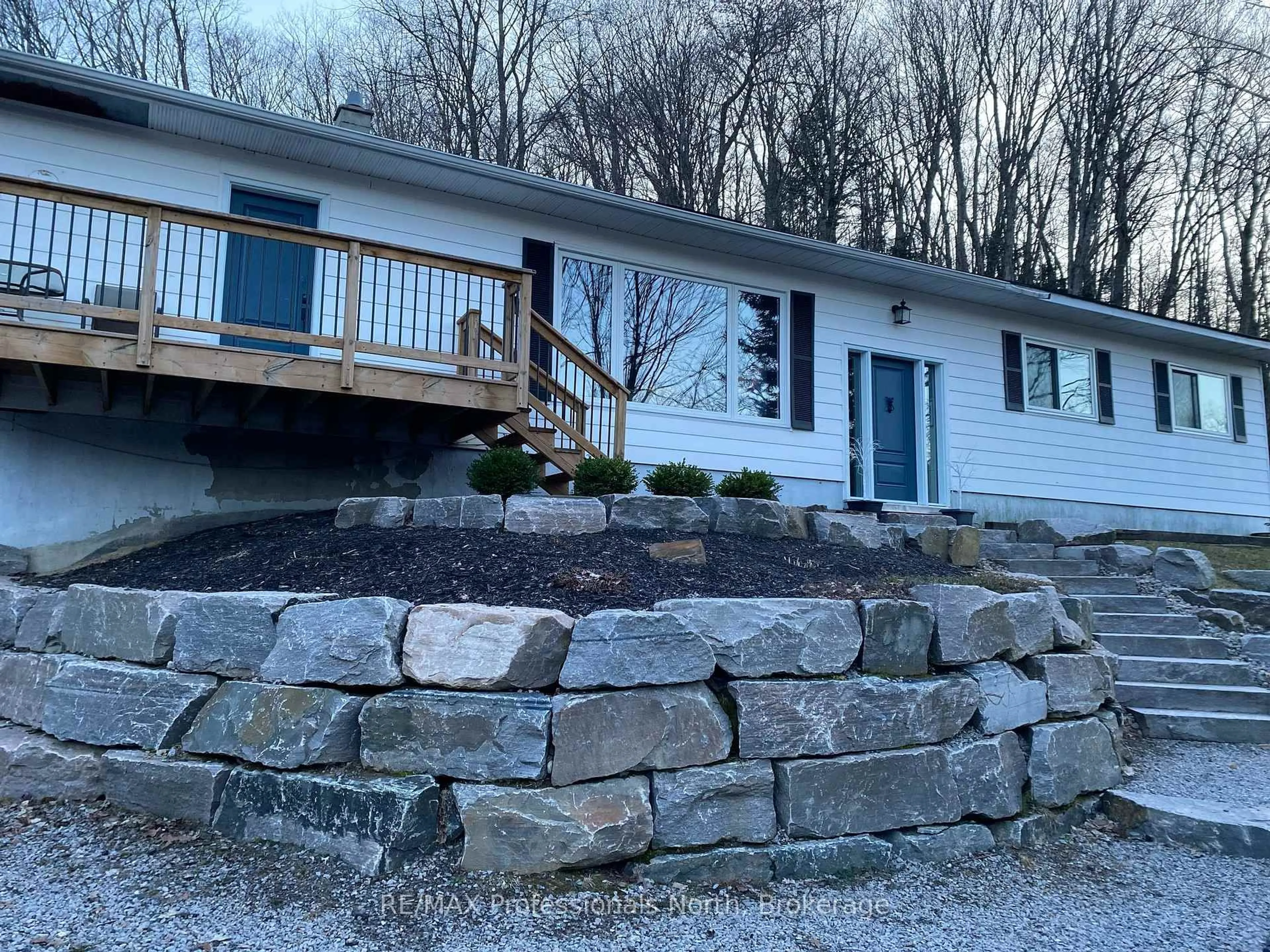 Home with vinyl exterior material, unknown for 3001 Ravenscliffe Rd, Huntsville Ontario P1H 2J2