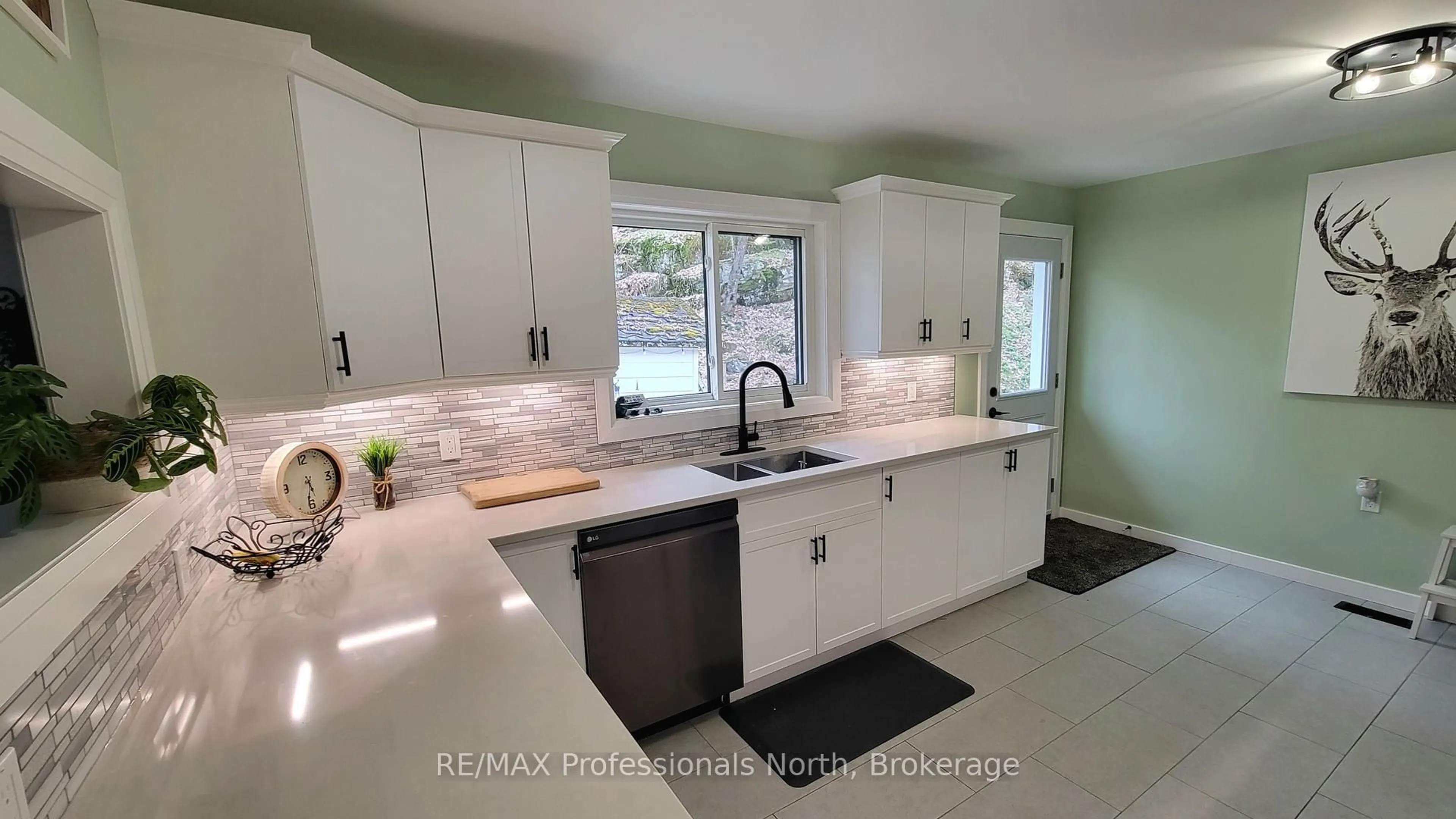 Open concept kitchen, ceramic/tile floor for 3001 Ravenscliffe Rd, Huntsville Ontario P1H 2J2