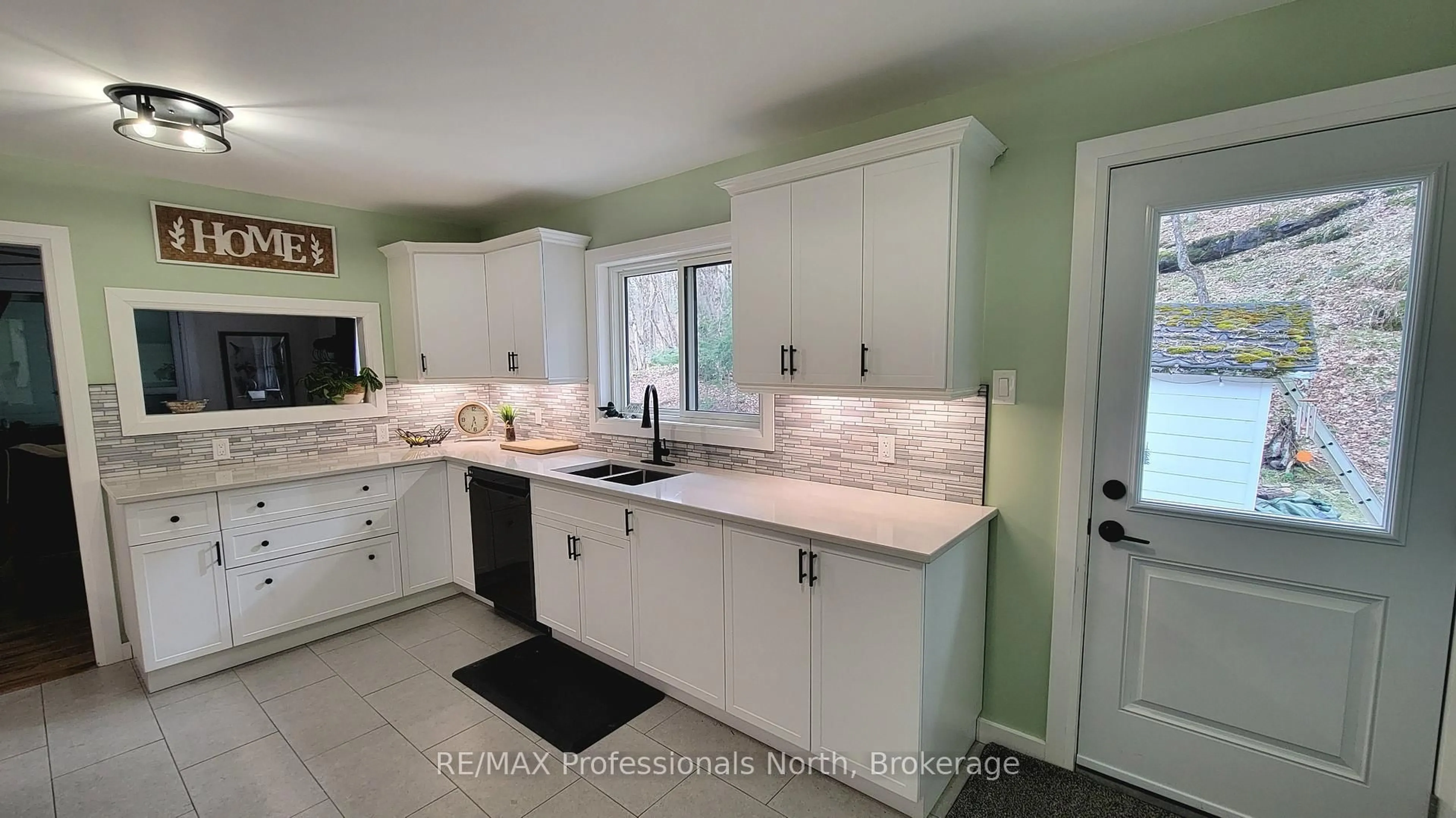 Open concept kitchen, ceramic/tile floor for 3001 Ravenscliffe Rd, Huntsville Ontario P1H 2J2