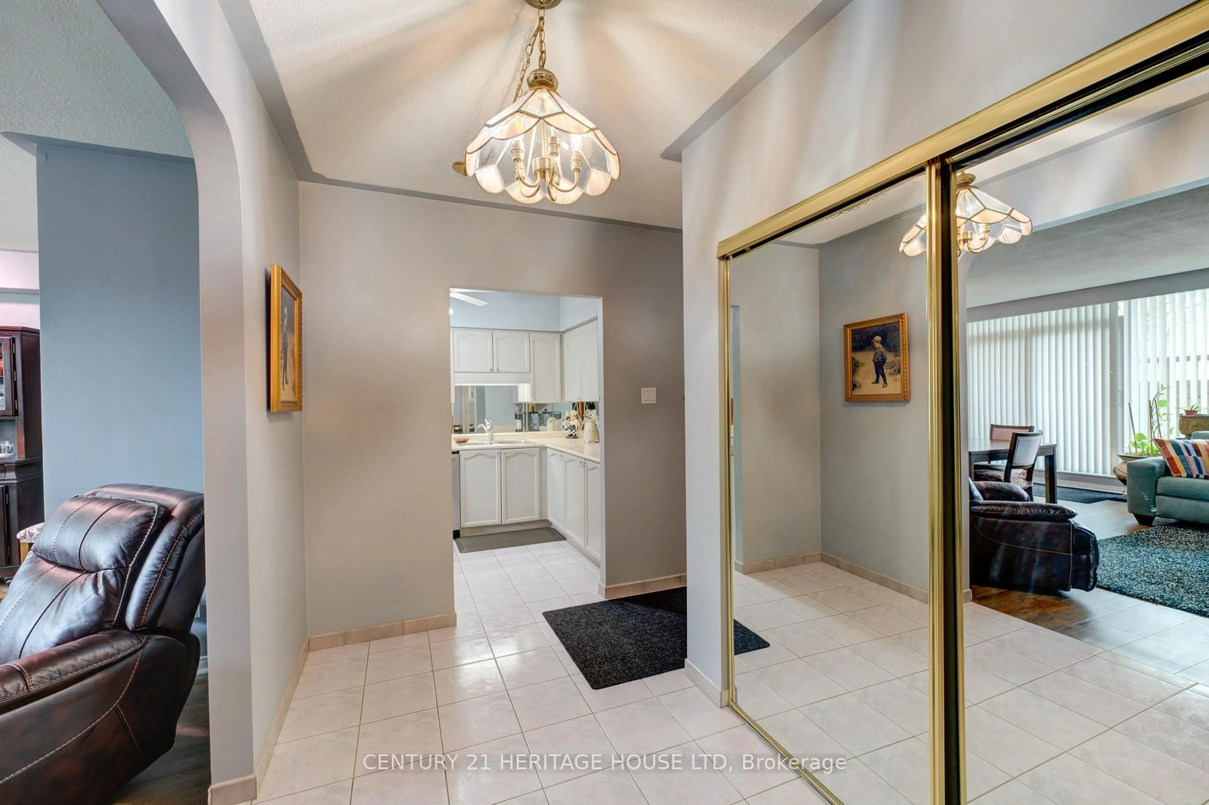 Indoor foyer for 9 Bonheur Crt #A, Brant Ontario N3P 1Z5