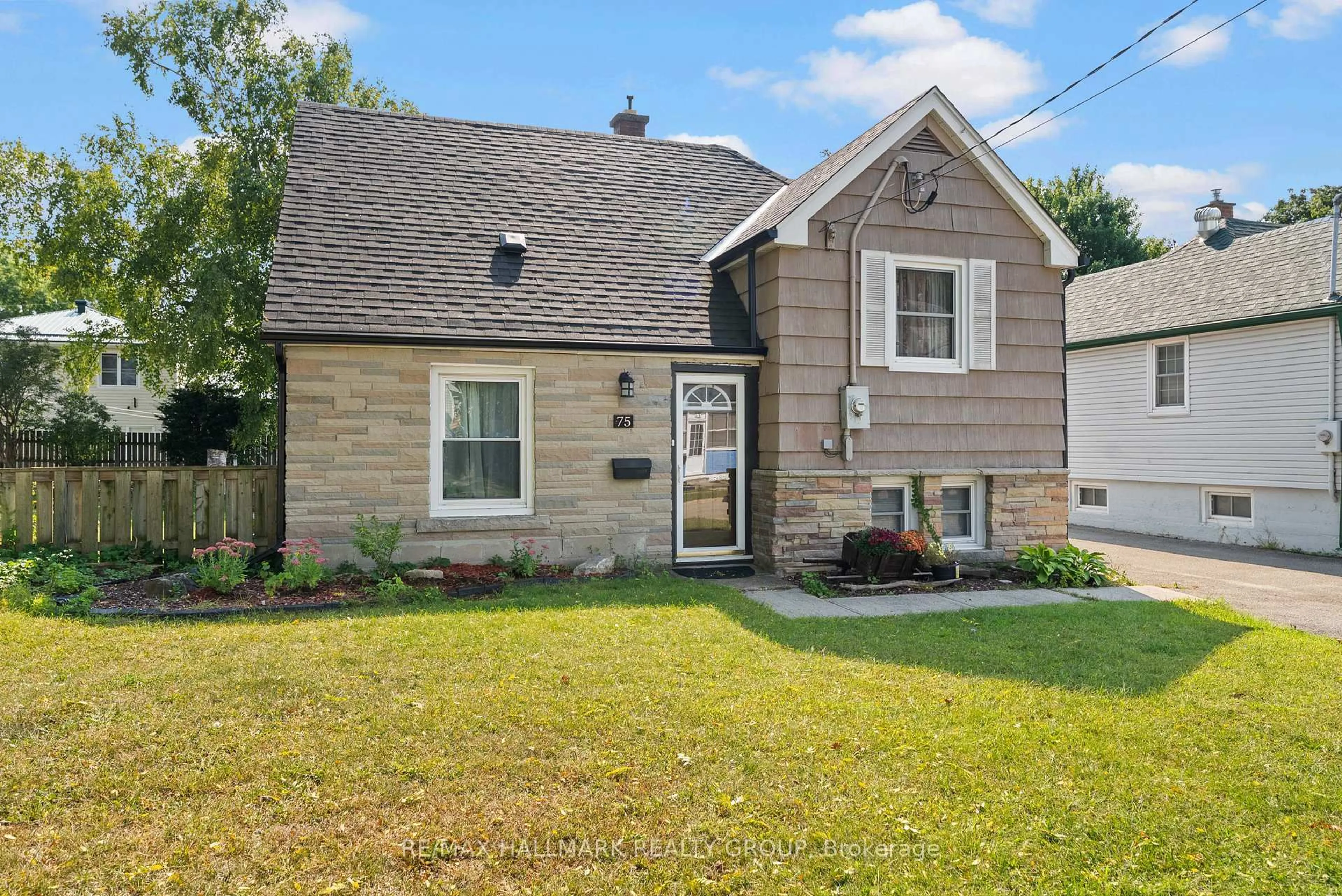 Home with vinyl exterior material, street for 75 Havelock St, Brockville Ontario K6V 4M2