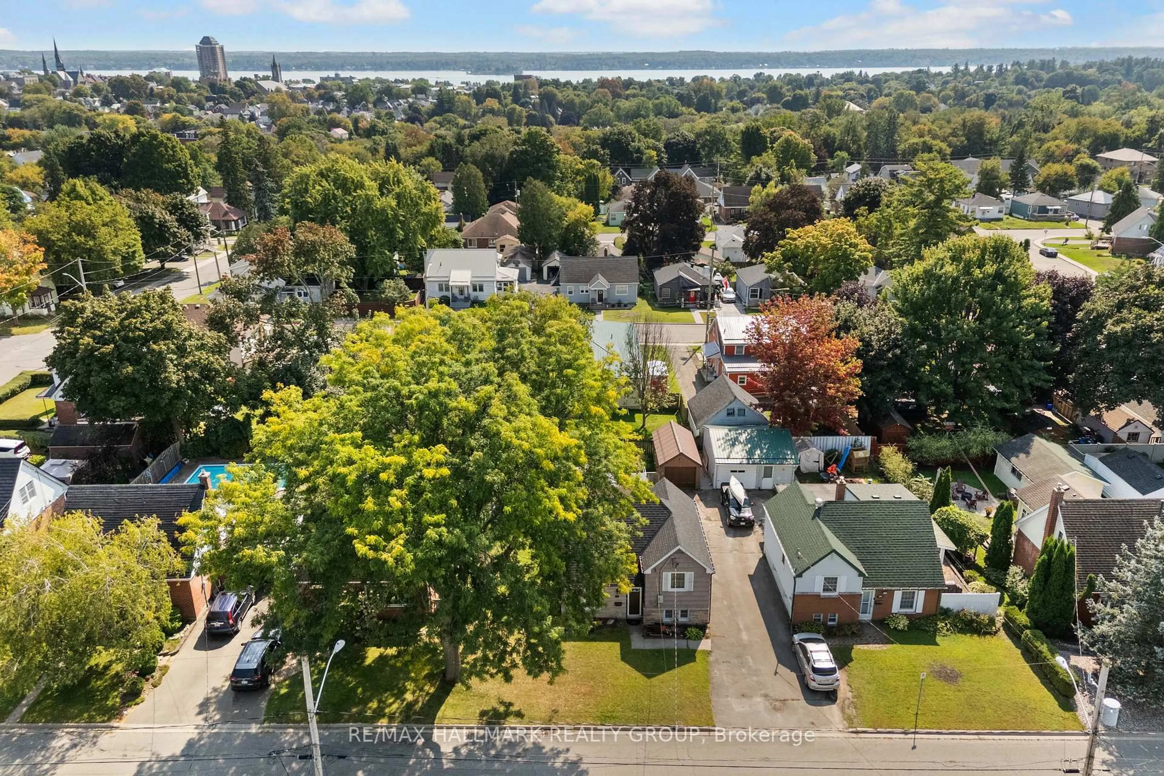 A pic from outside/outdoor area/front of a property/back of a property/a pic from drone, city buildings view from balcony for 75 Havelock St, Brockville Ontario K6V 4M2