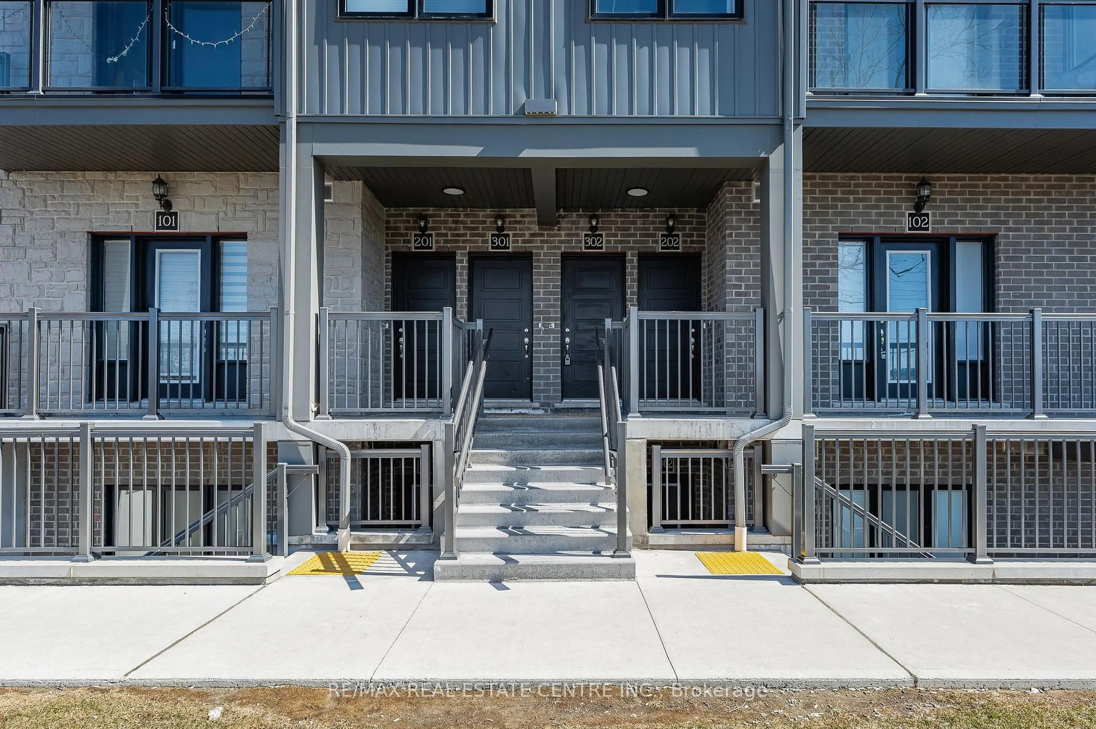 Patio, street for 721 Franklin Blvd #302, Cambridge Ontario N1R 5S4