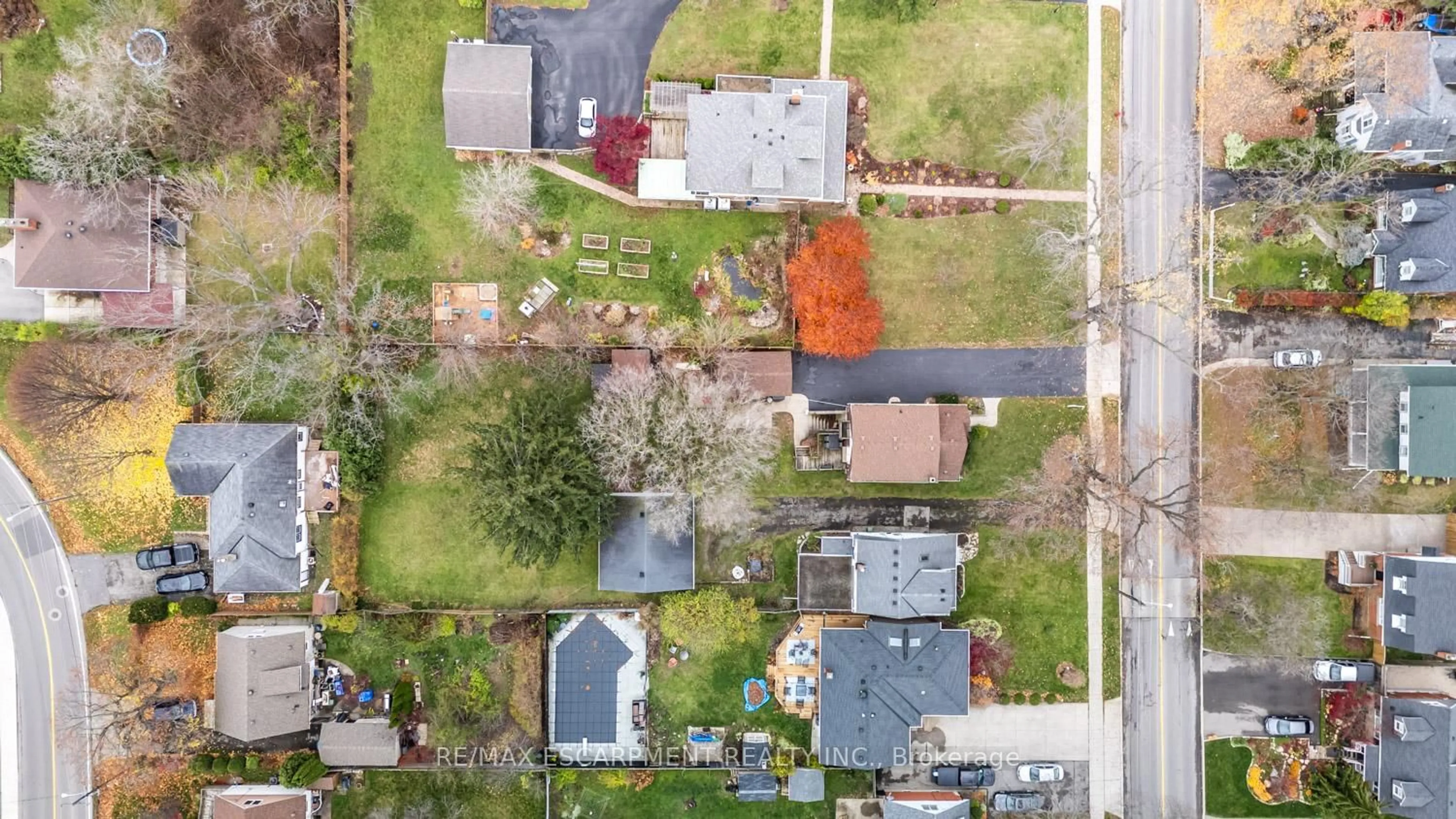 A pic from outside/outdoor area/front of a property/back of a property/a pic from drone, street for 60 Lake Avenue Dr, Hamilton Ontario L8G 3N3