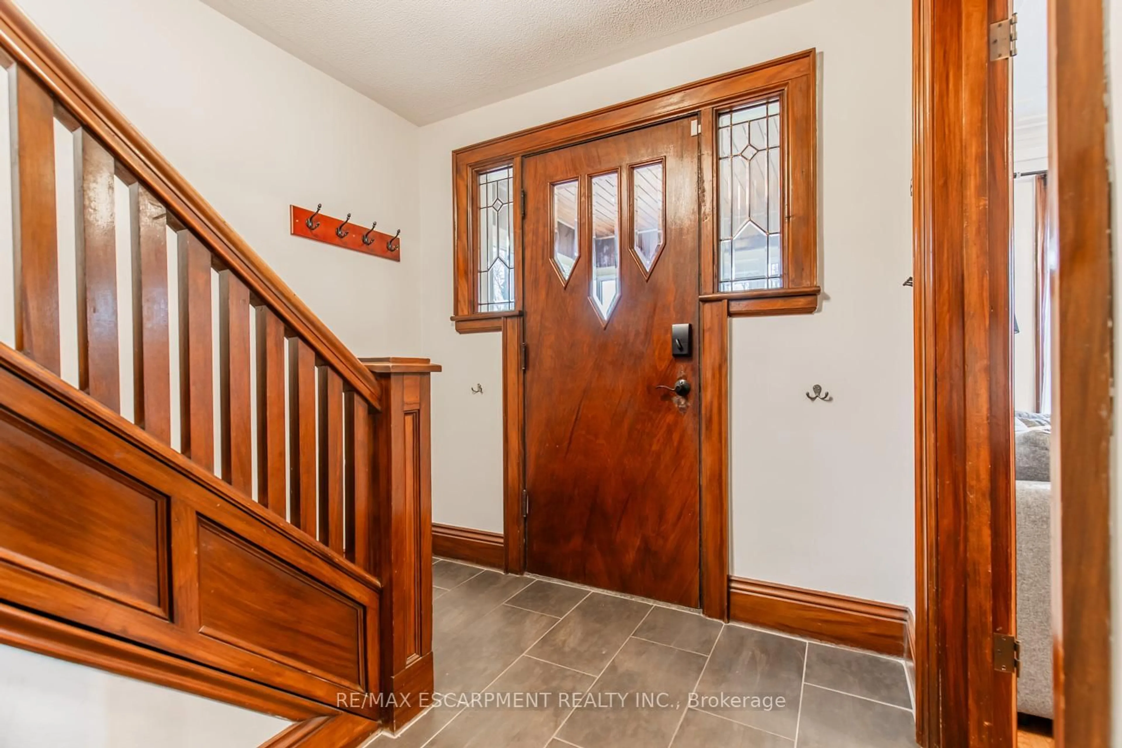 Indoor entryway for 60 Lake Avenue Dr, Hamilton Ontario L8G 3N3