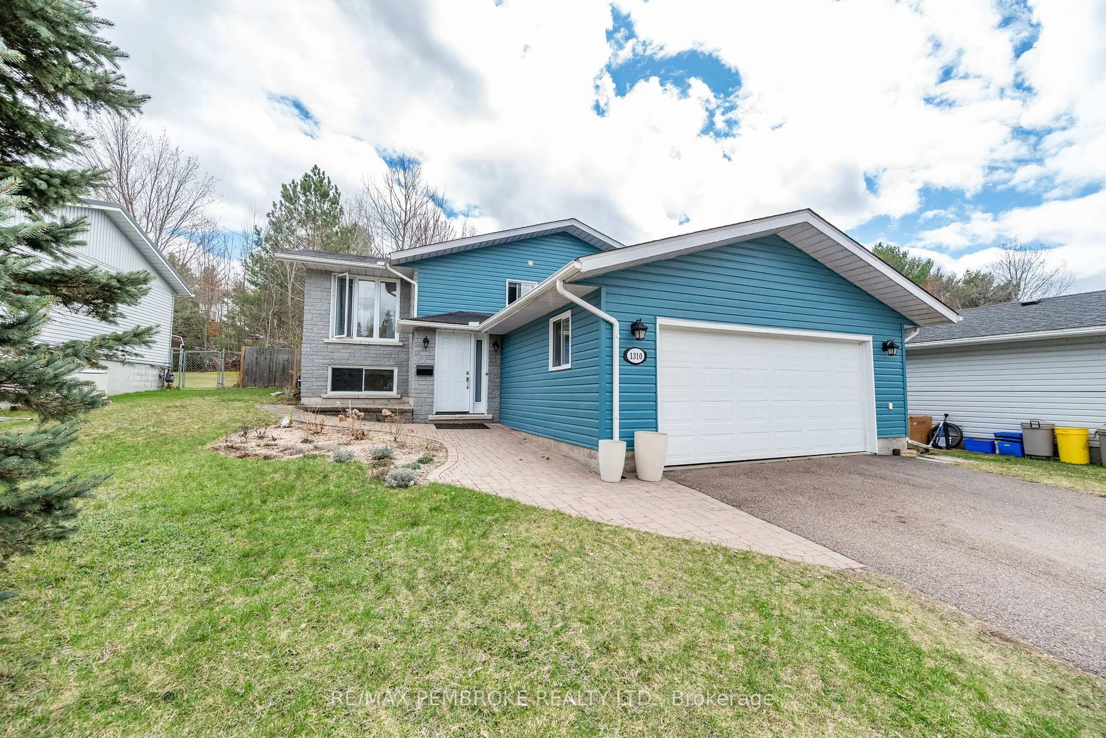 Home with vinyl exterior material, street for 1310 Victoria St, Petawawa Ontario K8H 2G1