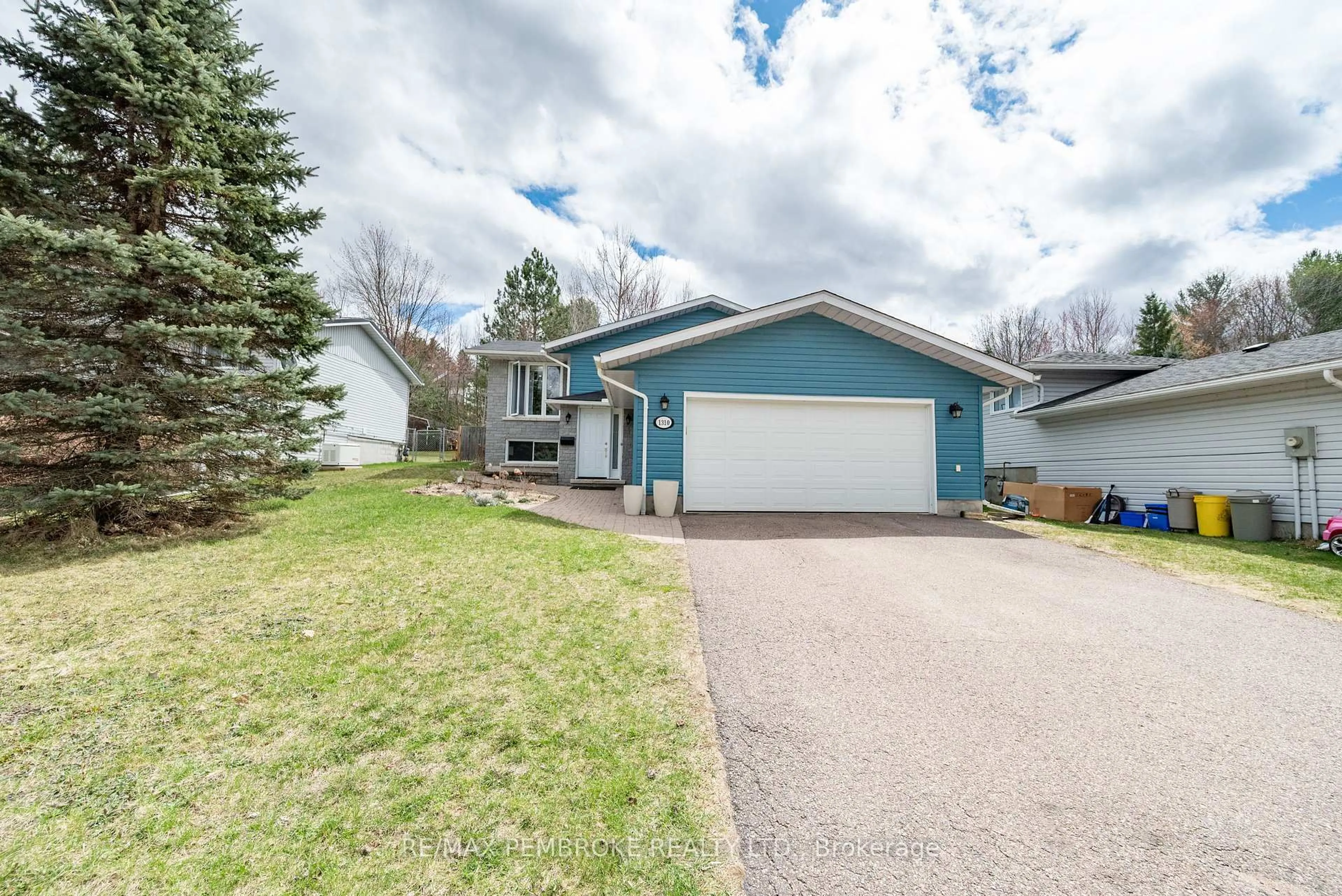 Home with vinyl exterior material, street for 1310 Victoria St, Petawawa Ontario K8H 2G1