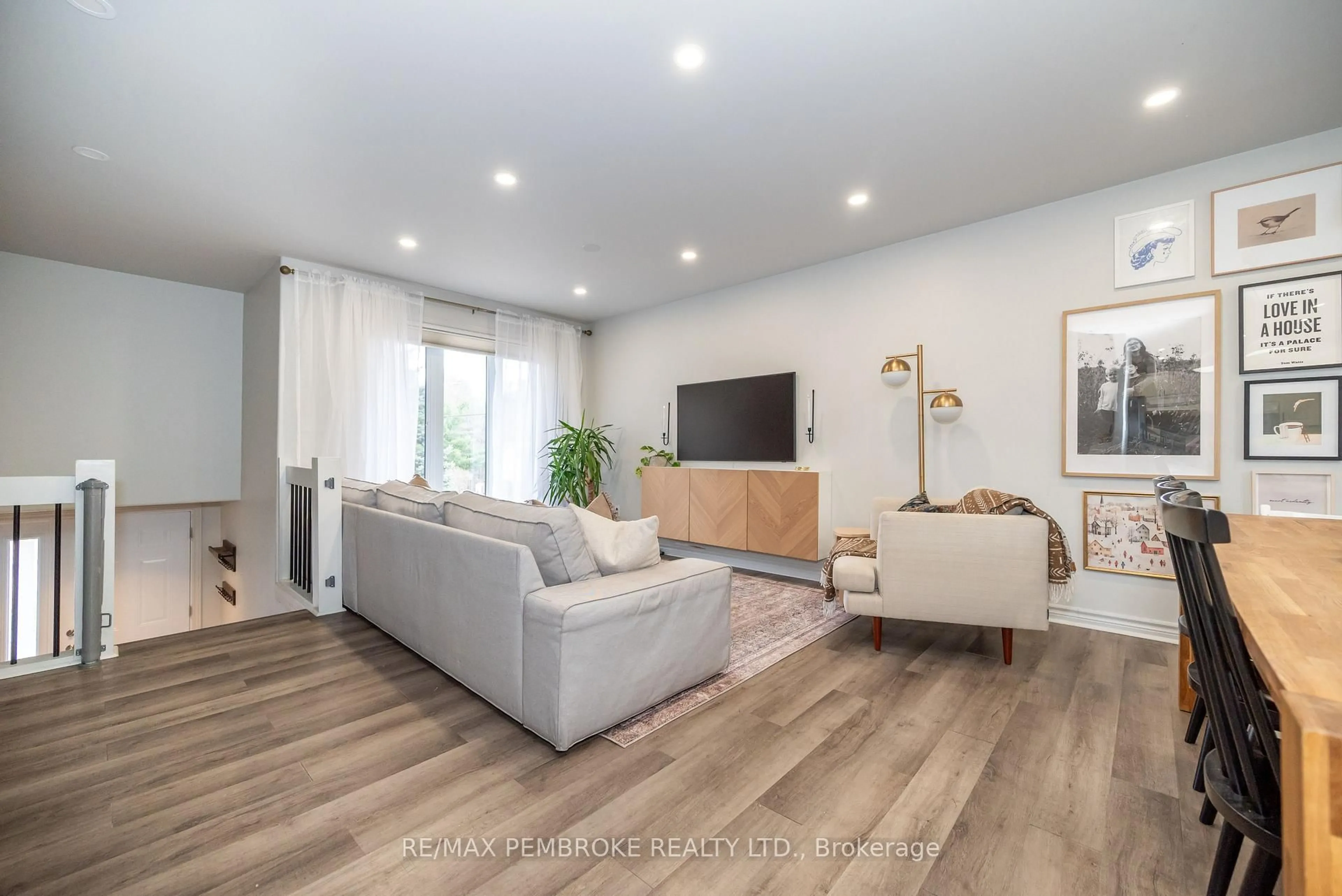 Living room with furniture, wood/laminate floor for 1310 Victoria St, Petawawa Ontario K8H 2G1