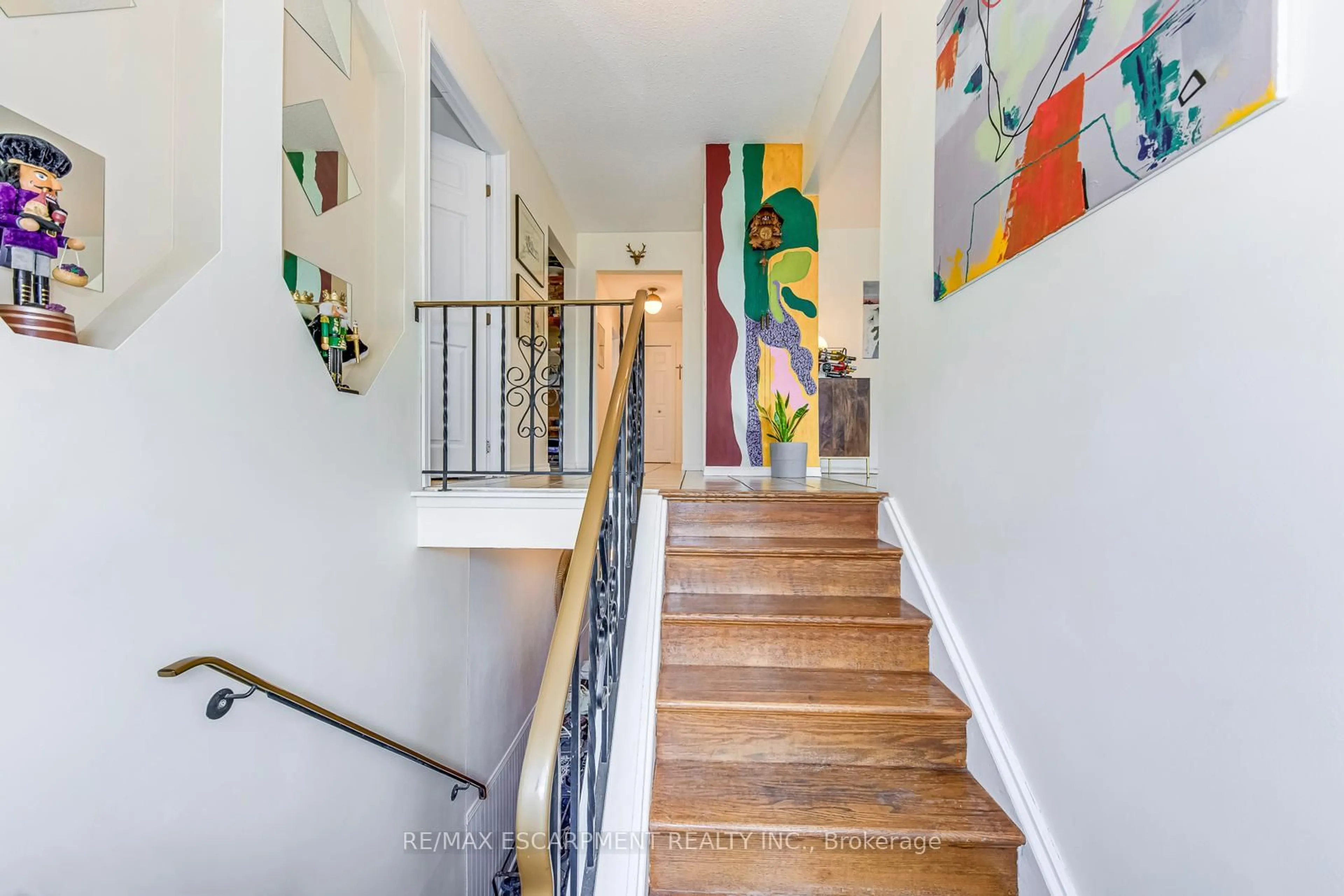 Indoor foyer for 19 Normajean Ave, Hamilton Ontario L8W 1S3