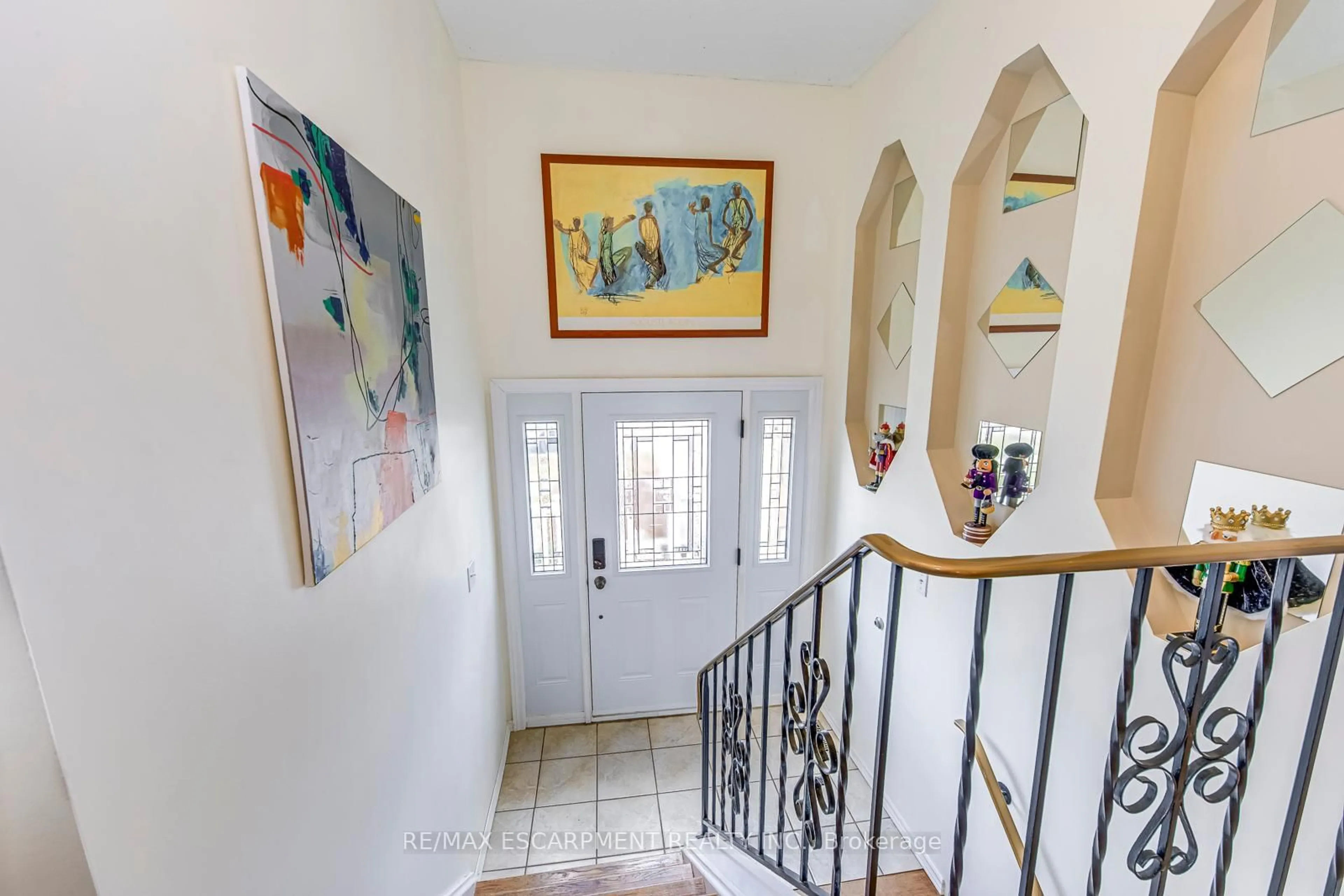 Indoor foyer for 19 Normajean Ave, Hamilton Ontario L8W 1S3