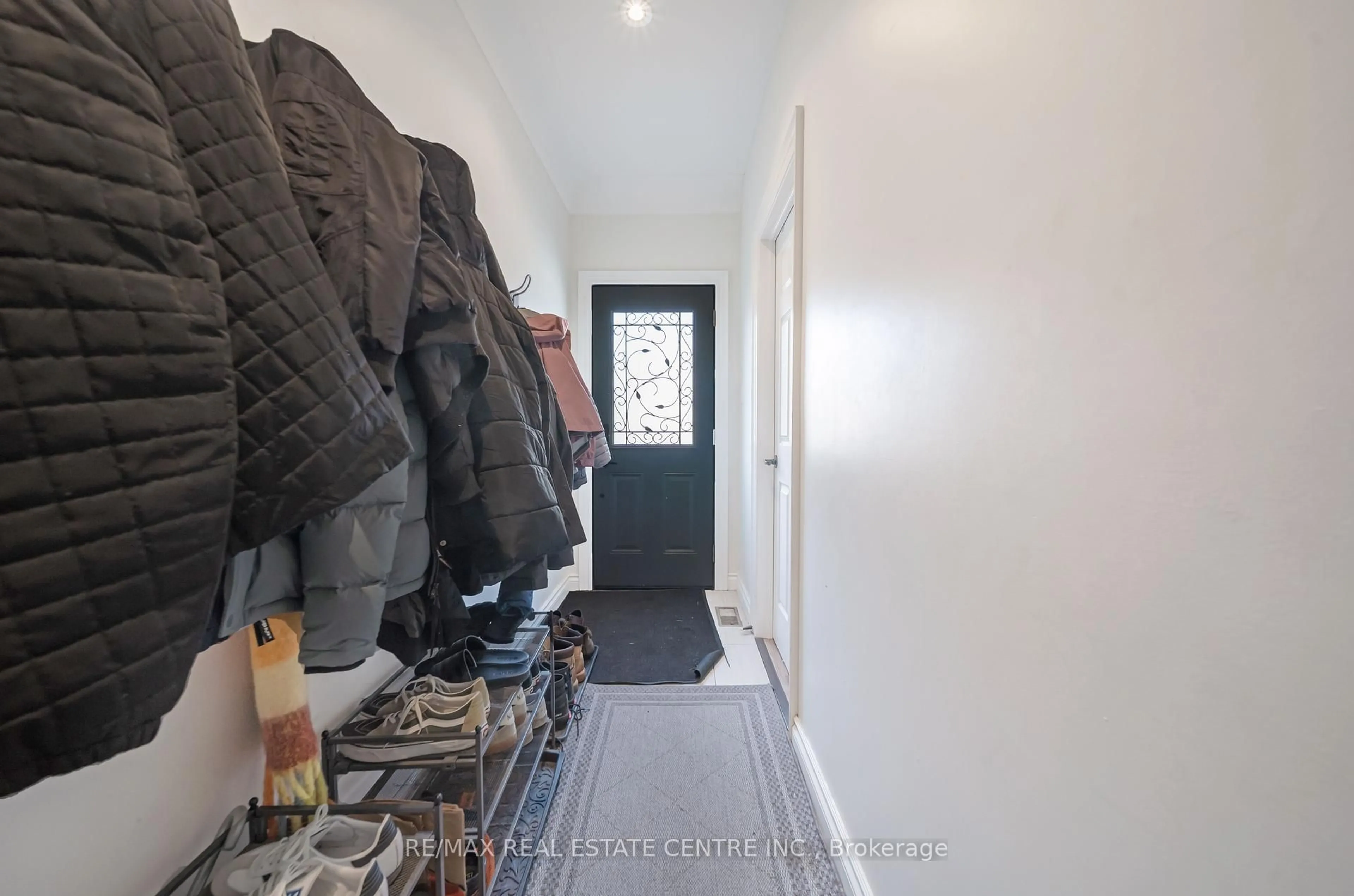 Indoor entryway for 49 Hillview St, Hamilton Ontario L8S 2Z3