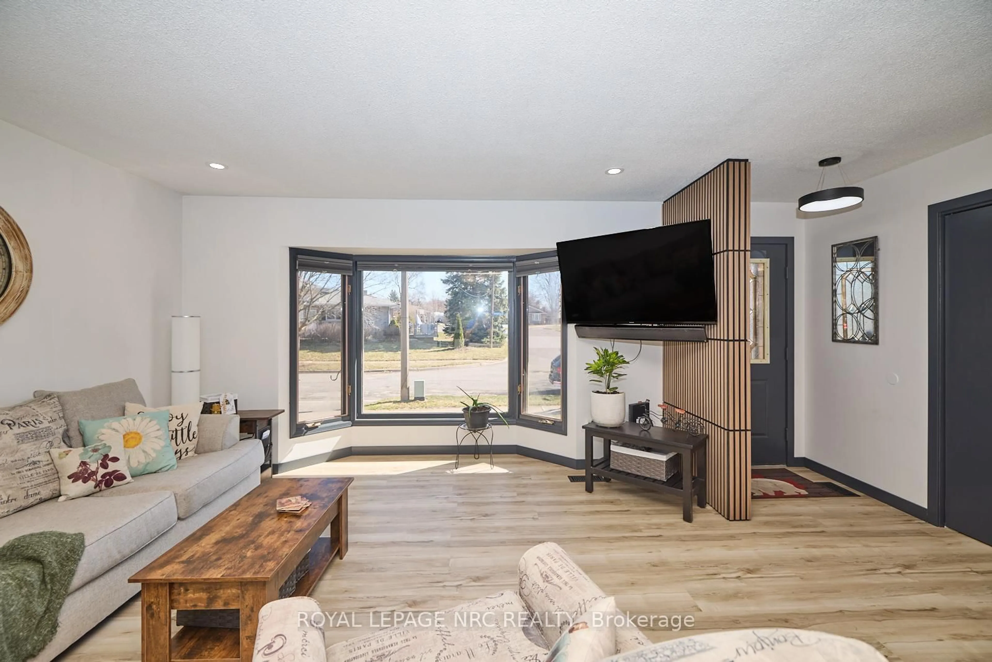 Living room with furniture, unknown for 6484 Armstrong Dr, Niagara Falls Ontario L2H 2M1