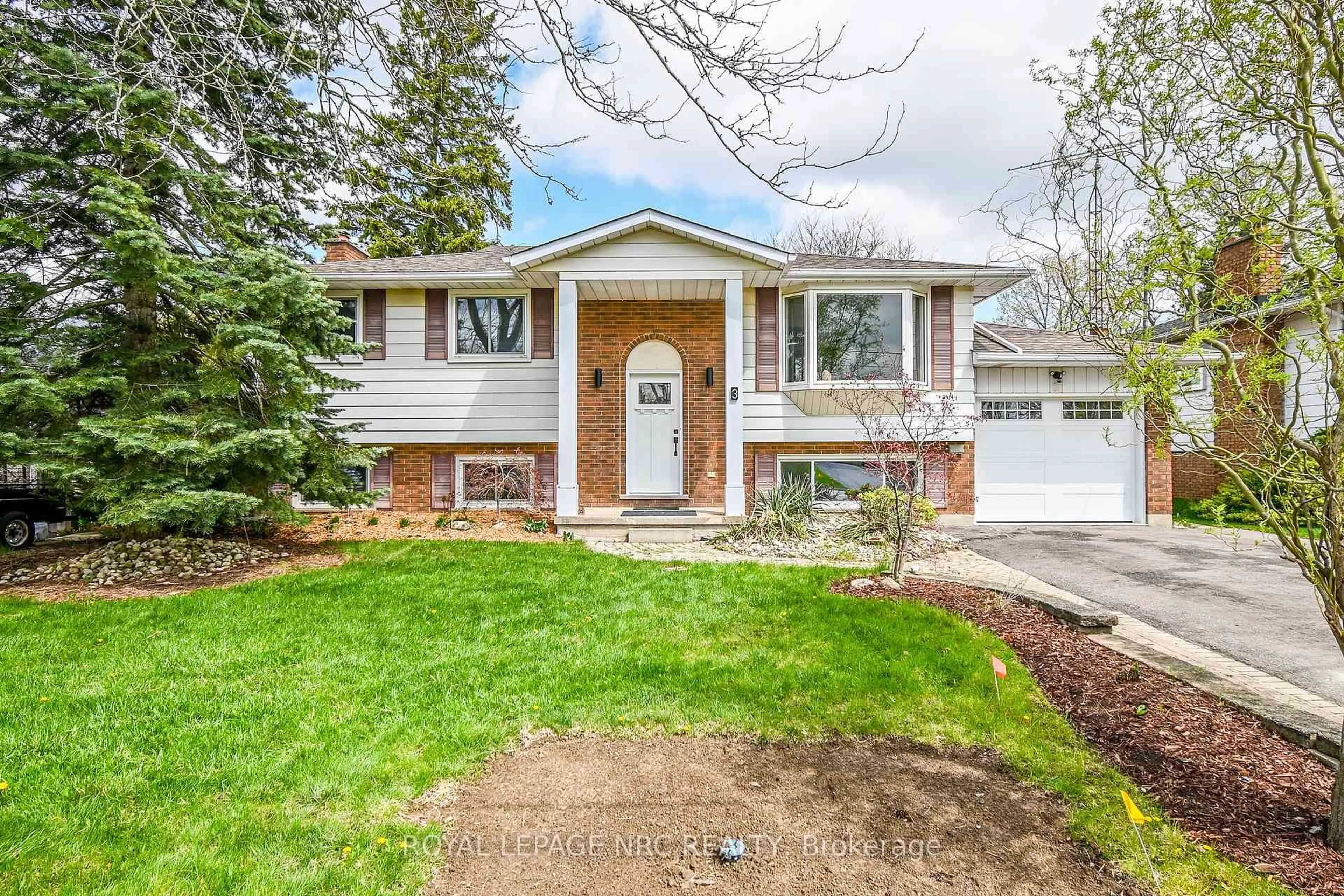 Home with vinyl exterior material, street for 3 Killins St, West Lincoln Ontario L0R 2A0