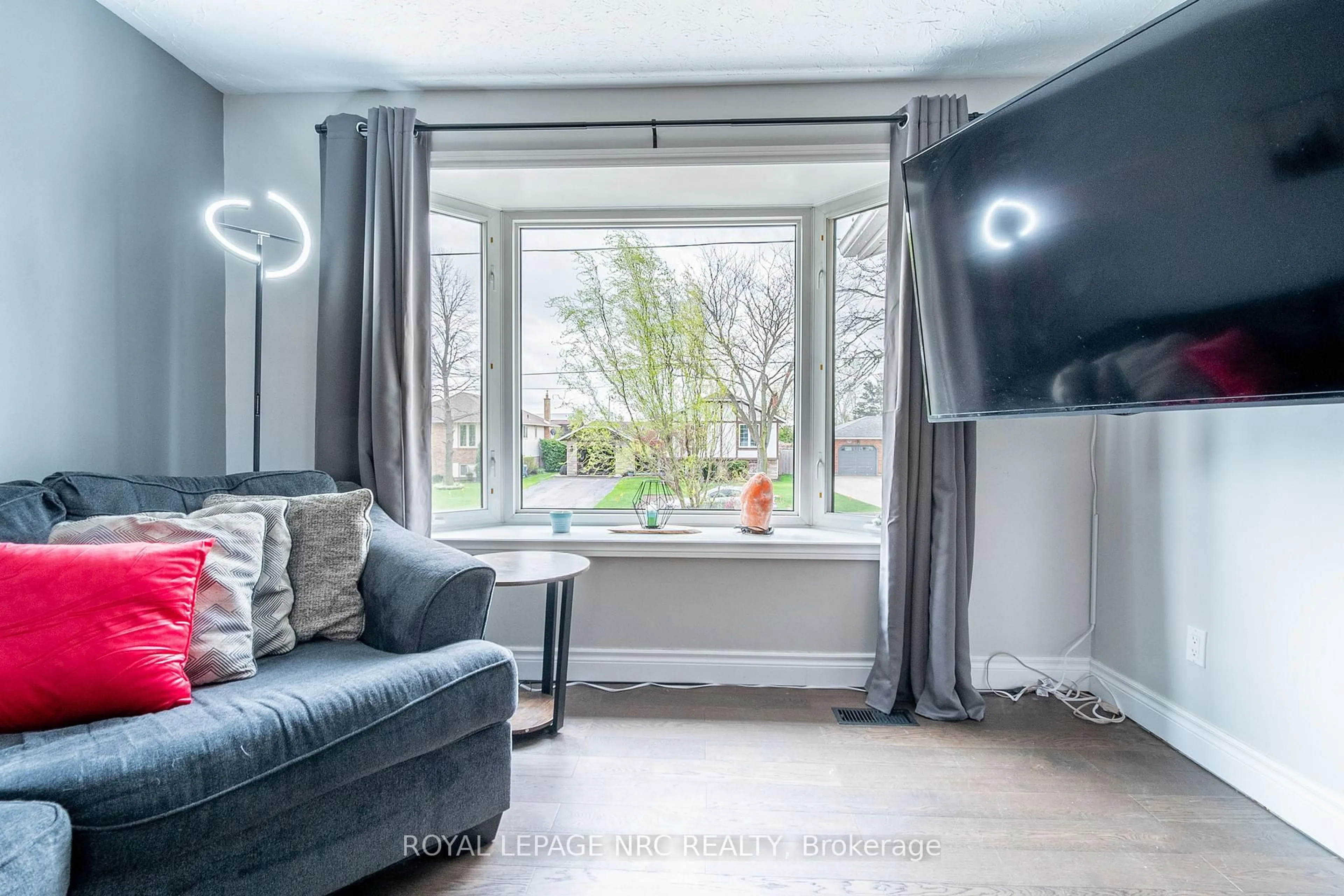 Living room with furniture, unknown for 3 Killins St, West Lincoln Ontario L0R 2A0