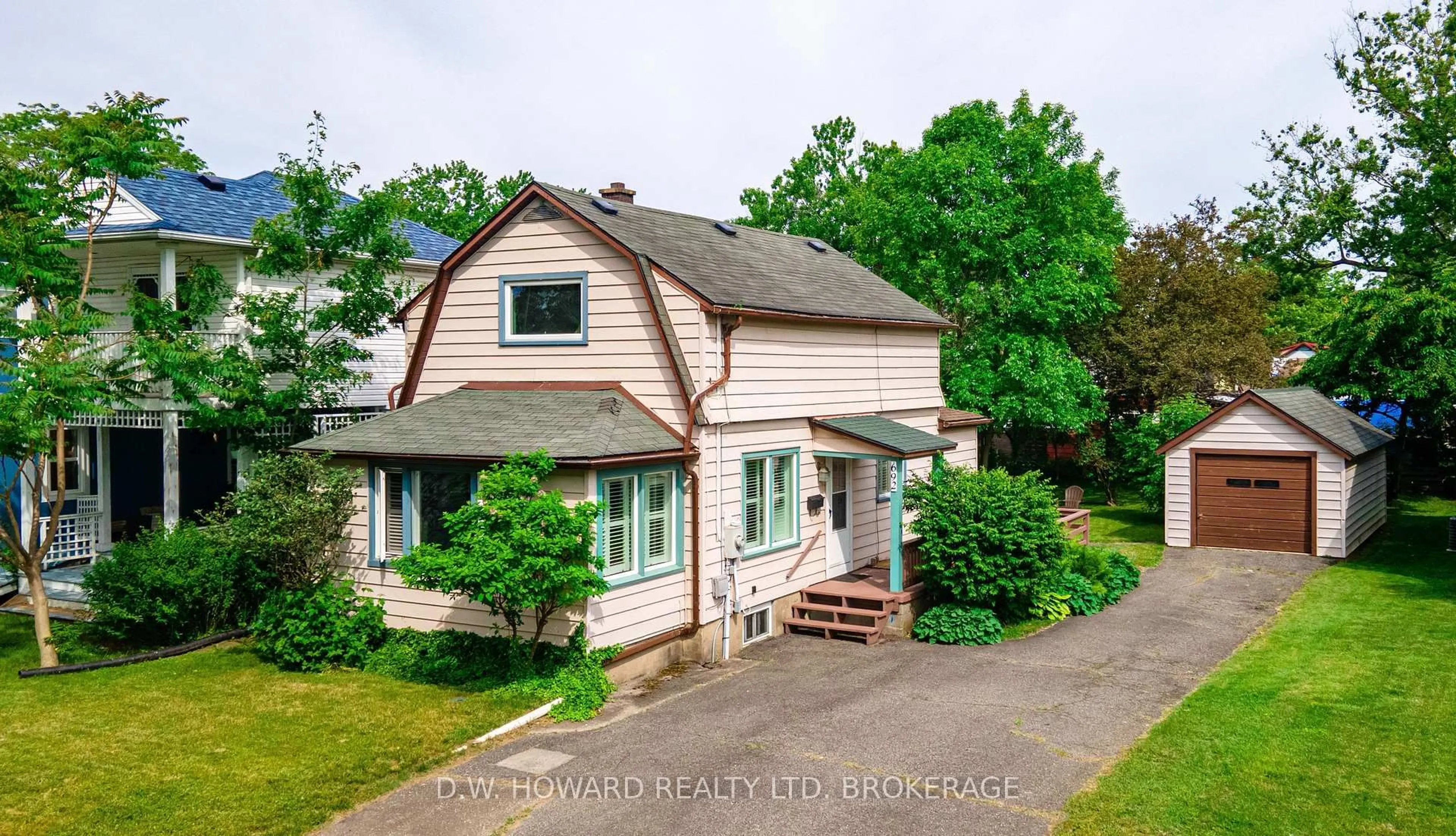 A pic from outside/outdoor area/front of a property/back of a property/a pic from drone, street for 692 Lakeshore Rd, Fort Erie Ontario L2A 1C1
