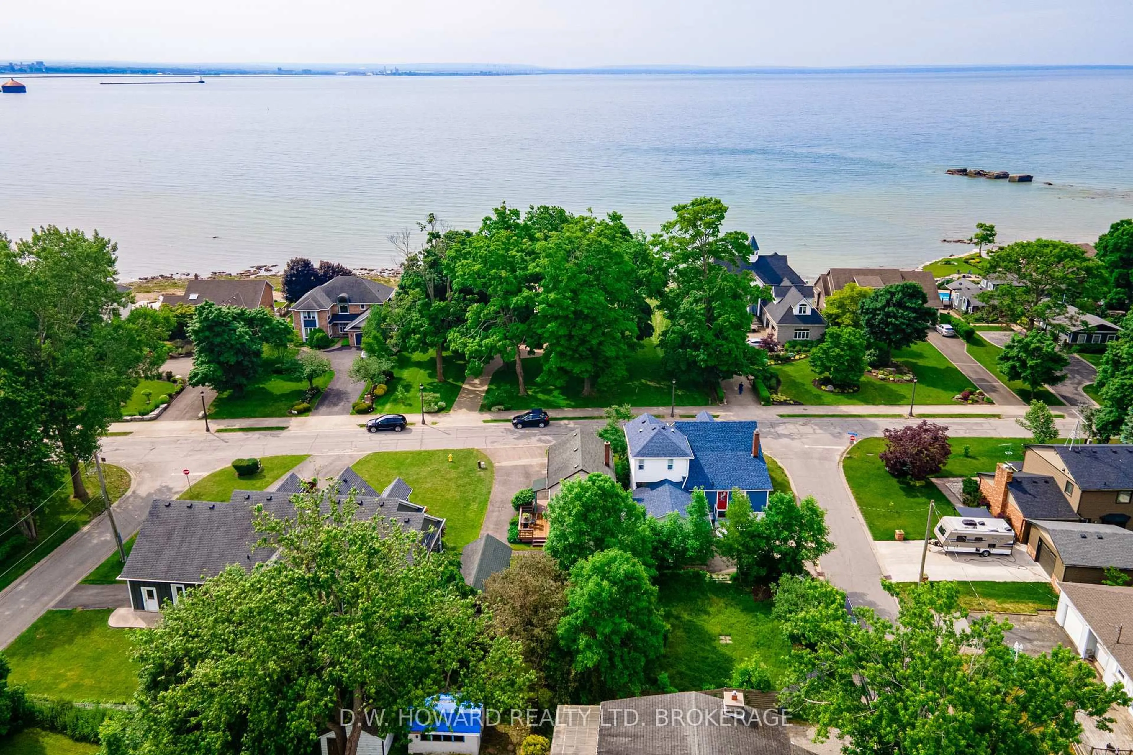 A pic from outside/outdoor area/front of a property/back of a property/a pic from drone, water/lake/river/ocean view for 692 Lakeshore Rd, Fort Erie Ontario L2A 1C1