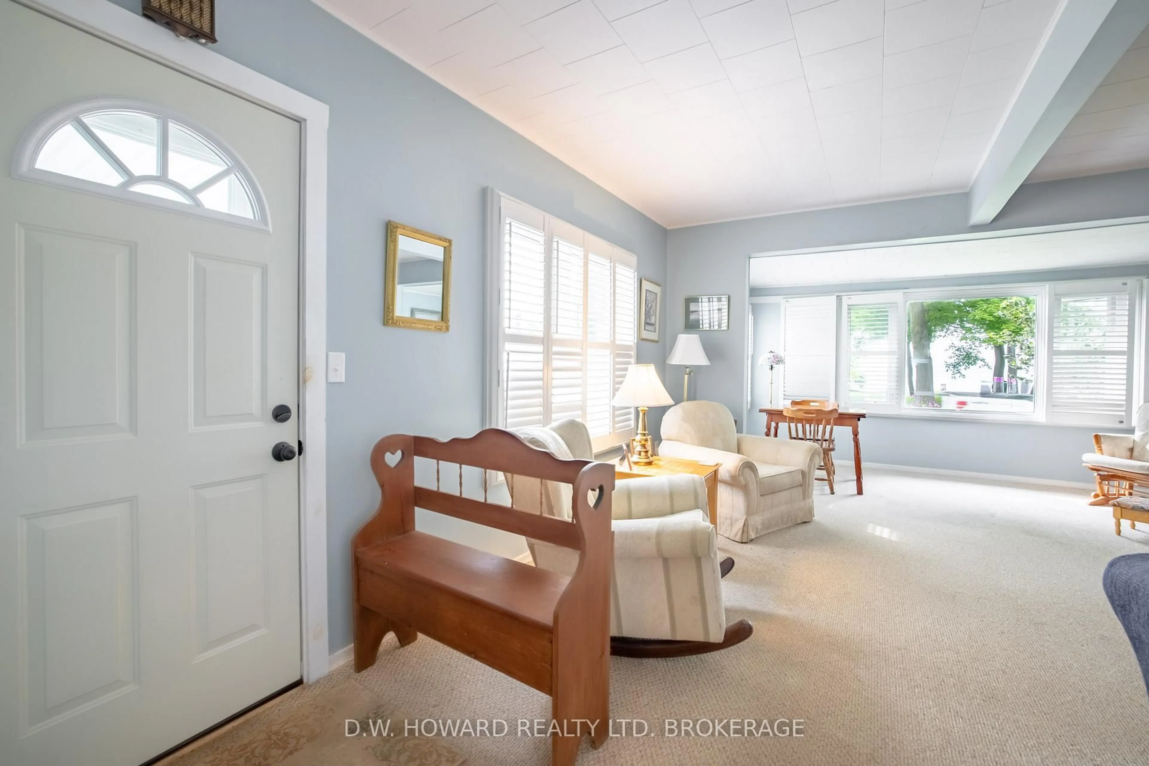 Indoor entryway for 692 Lakeshore Rd, Fort Erie Ontario L2A 1C1