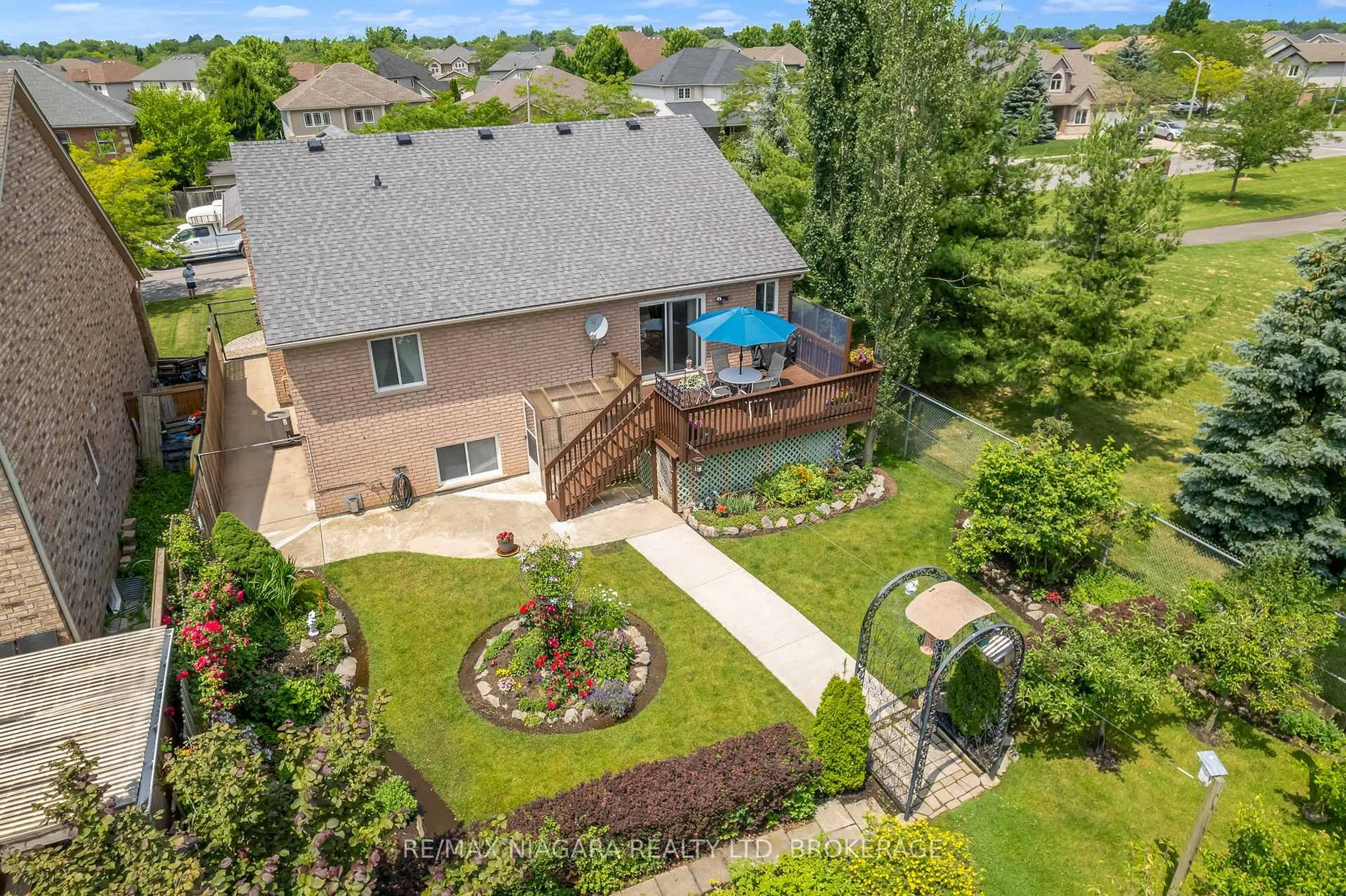 A pic from outside/outdoor area/front of a property/back of a property/a pic from drone, water/lake/river/ocean view for 8052 Beaverton Blvd, Niagara Falls Ontario L2H 3M5