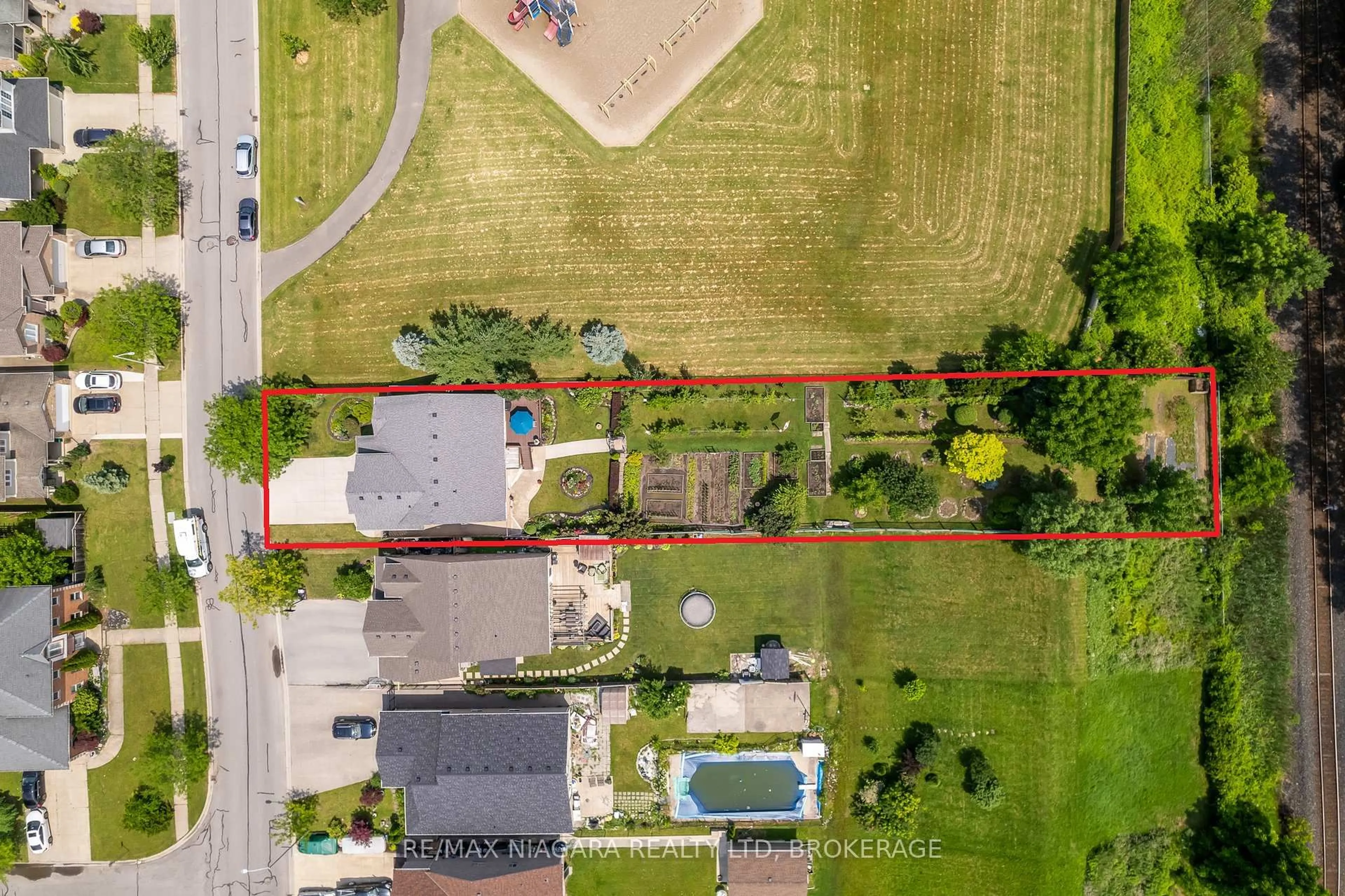 A pic from outside/outdoor area/front of a property/back of a property/a pic from drone, street for 8052 Beaverton Blvd, Niagara Falls Ontario L2H 3M5