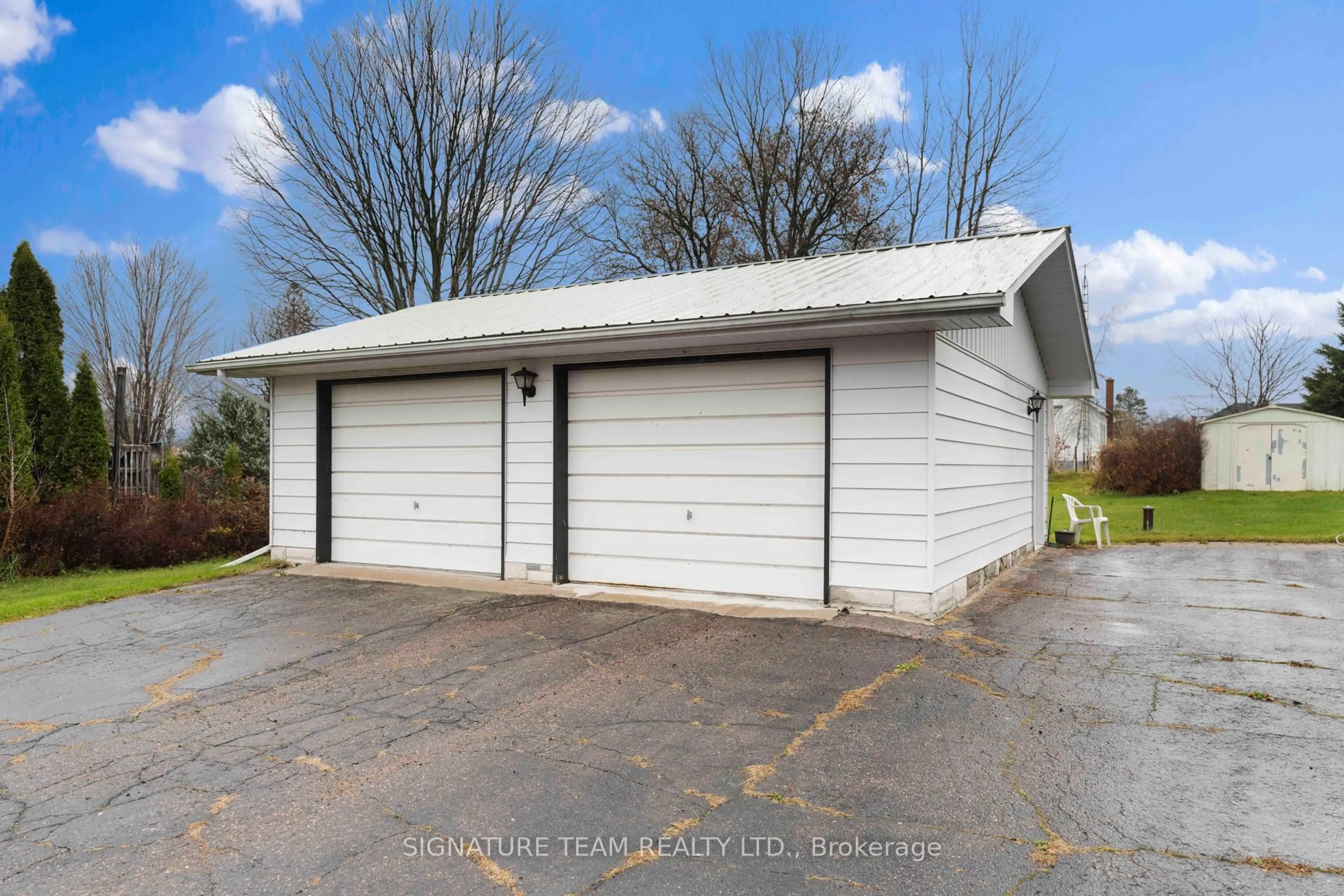 Indoor garage for 33 Roche St, Killaloe Ontario K0J 2A0